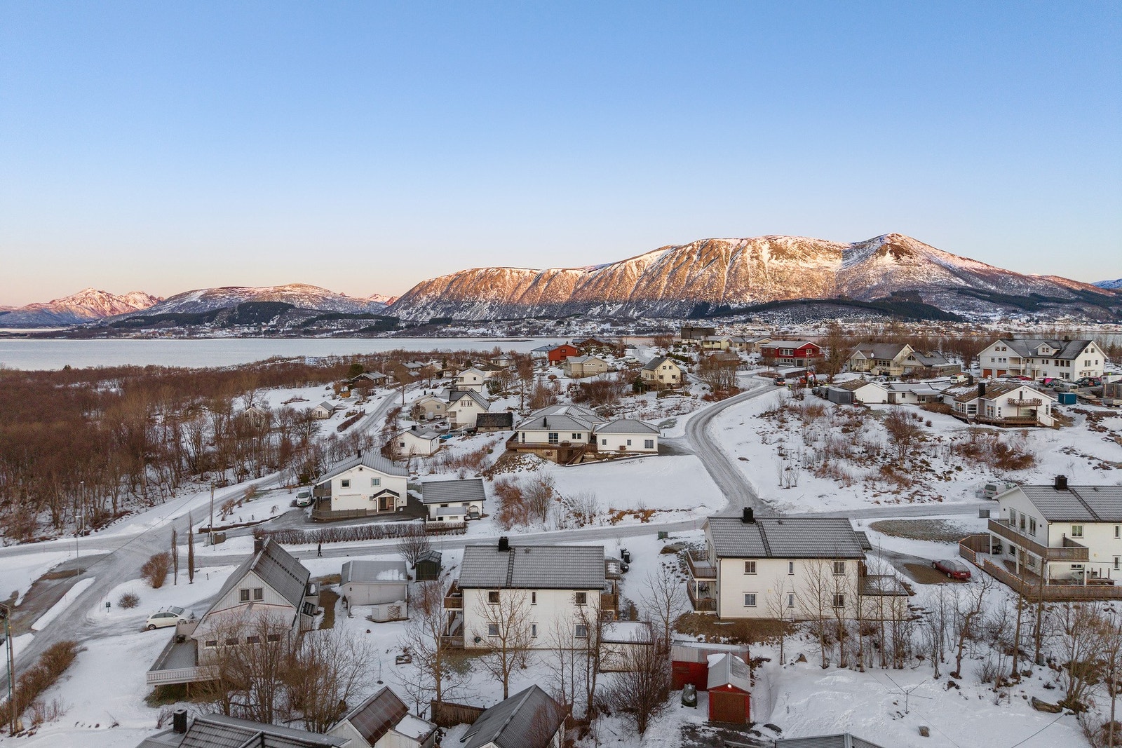 Fin beliggenhet i Tømmervika i et rolig og barnevennlig boligområde Galleribilde