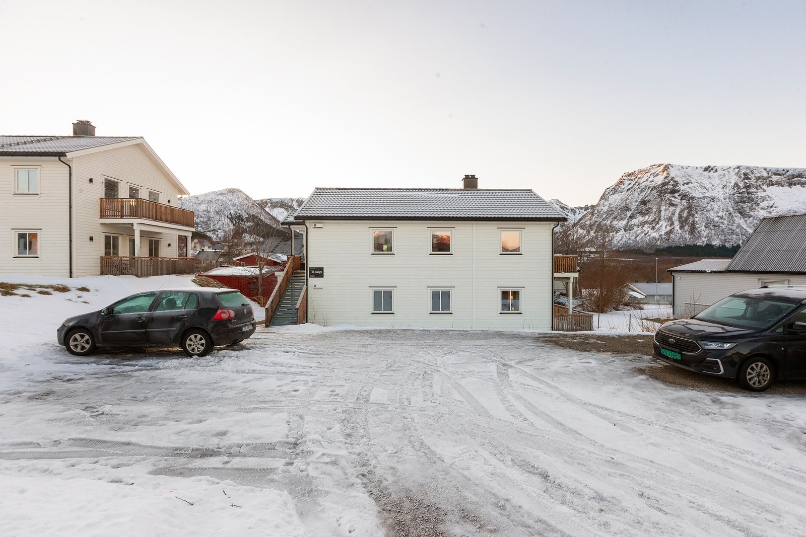 Gruset innkjørsel og parkeringsplass. Galleribilde