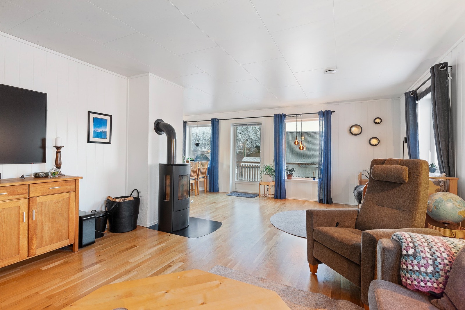 Stue føles romslig med flere soner. Galleribilde