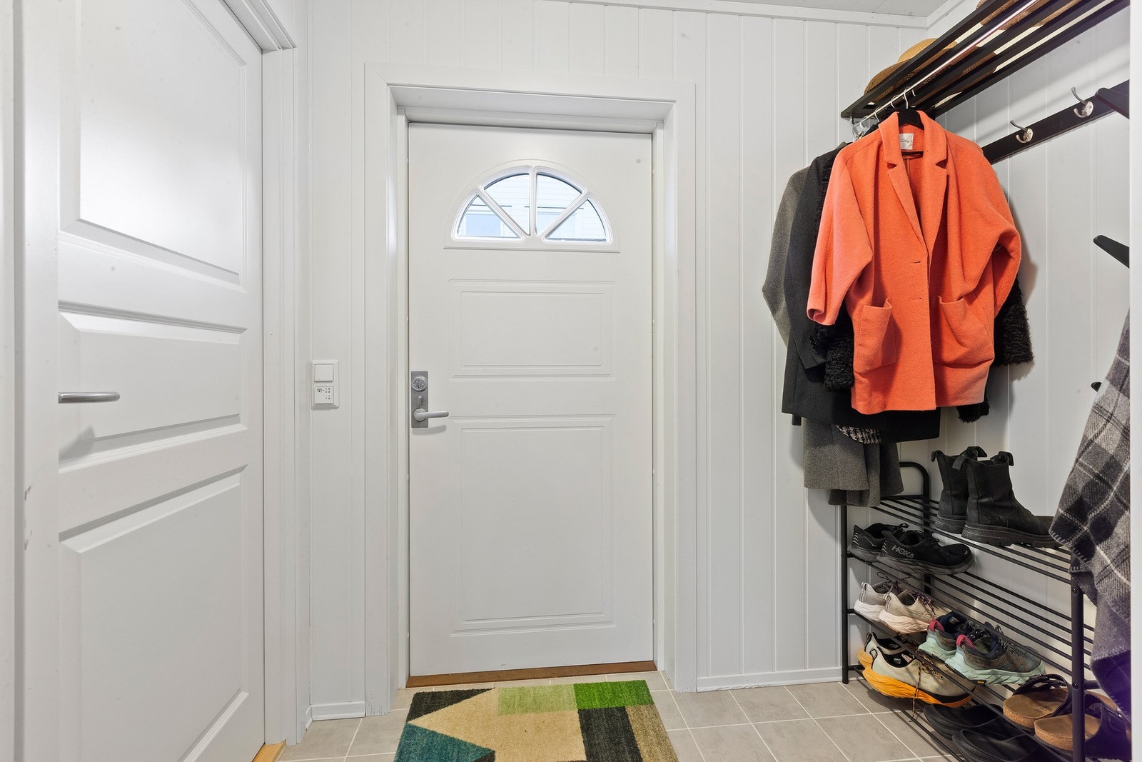 Velkommen inn! Lyst inngangsparti med plass til å henge fra seg. Galleribilde