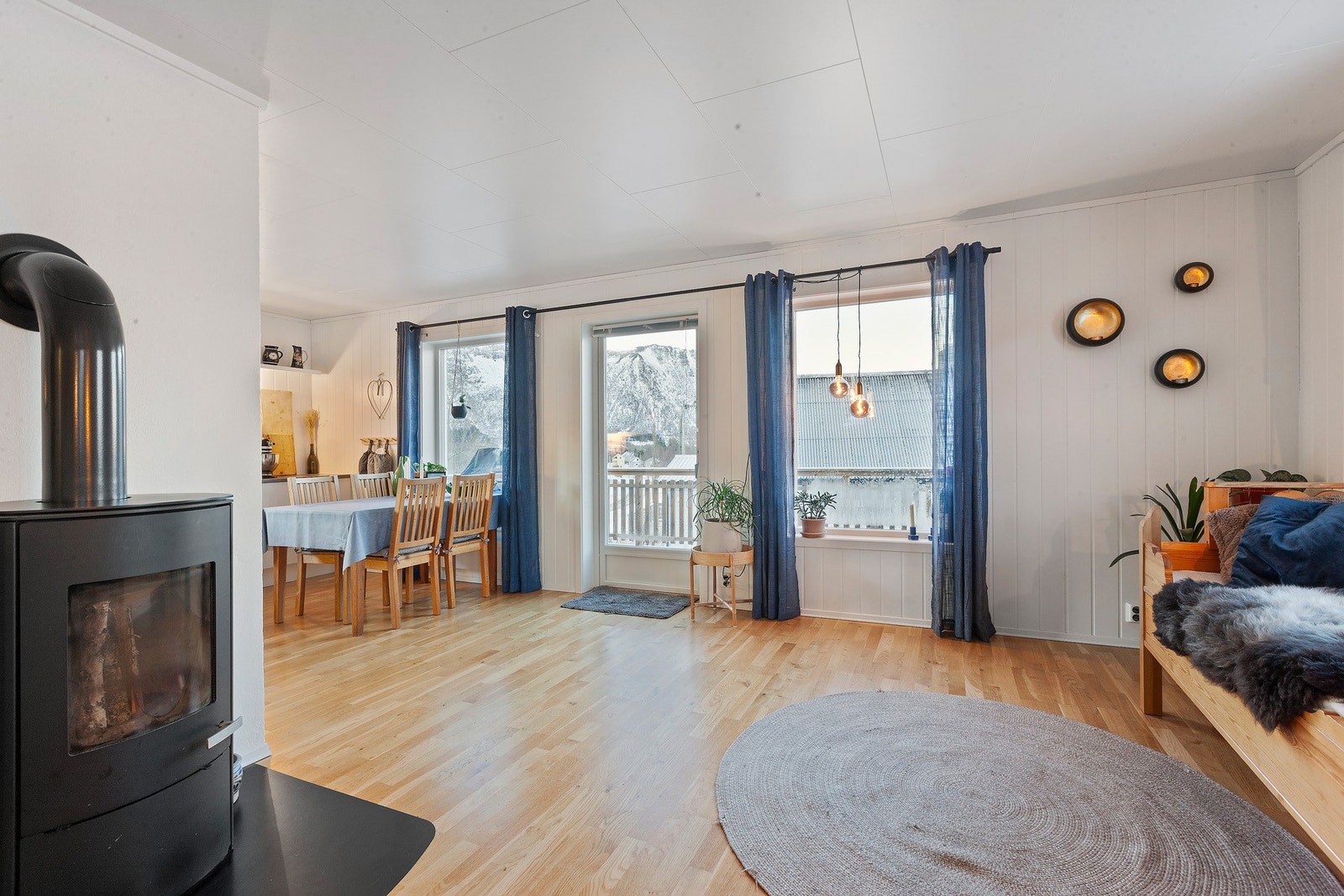 Fra stue er det utgang til veranda. Galleribilde