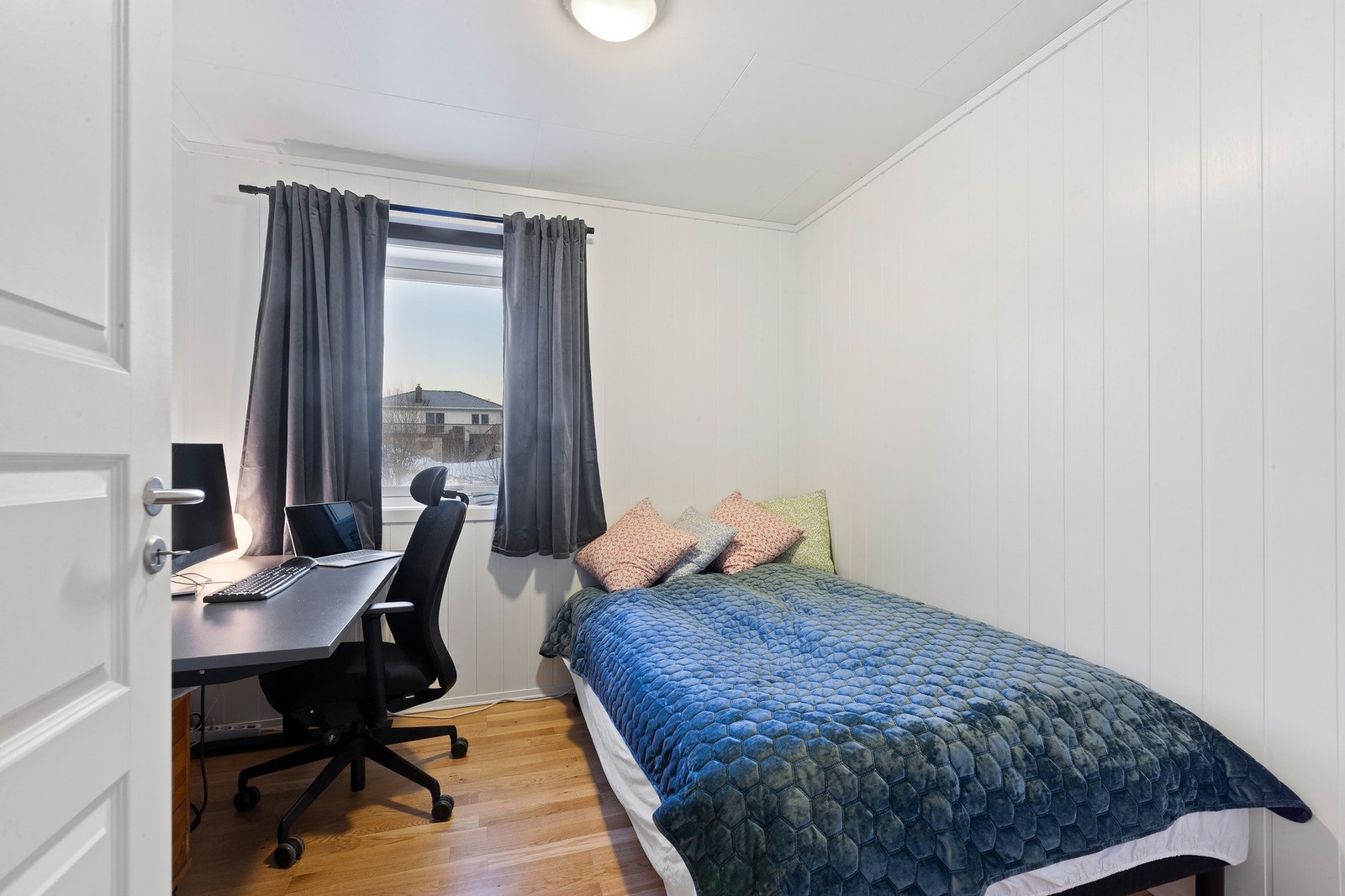 Soverom 2, her er det også garderobeskap. Galleribilde