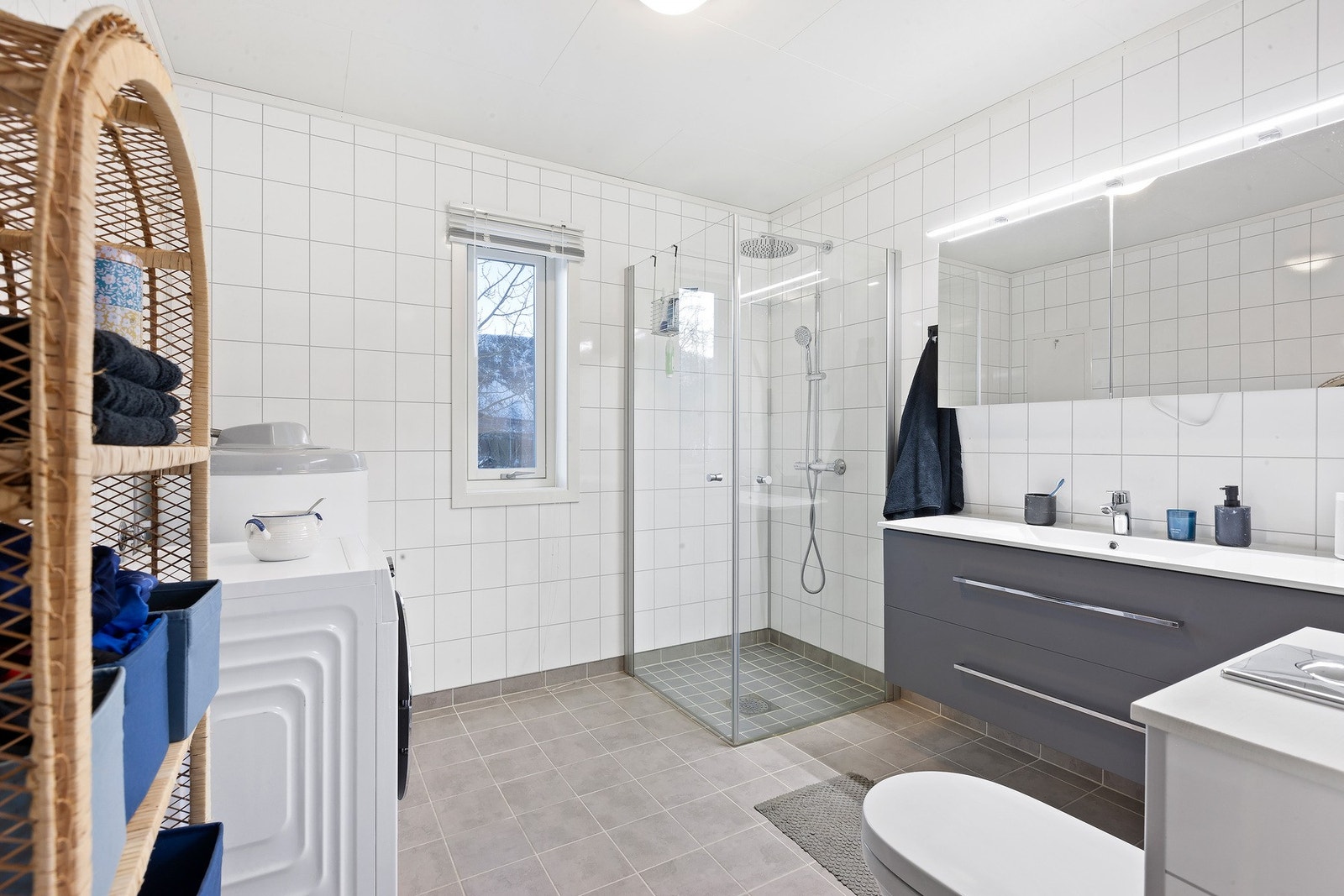 Tidløst og pent bad. Badet ble oppgradert med ny baderomsinnredning og dusj i 2024. Galleribilde