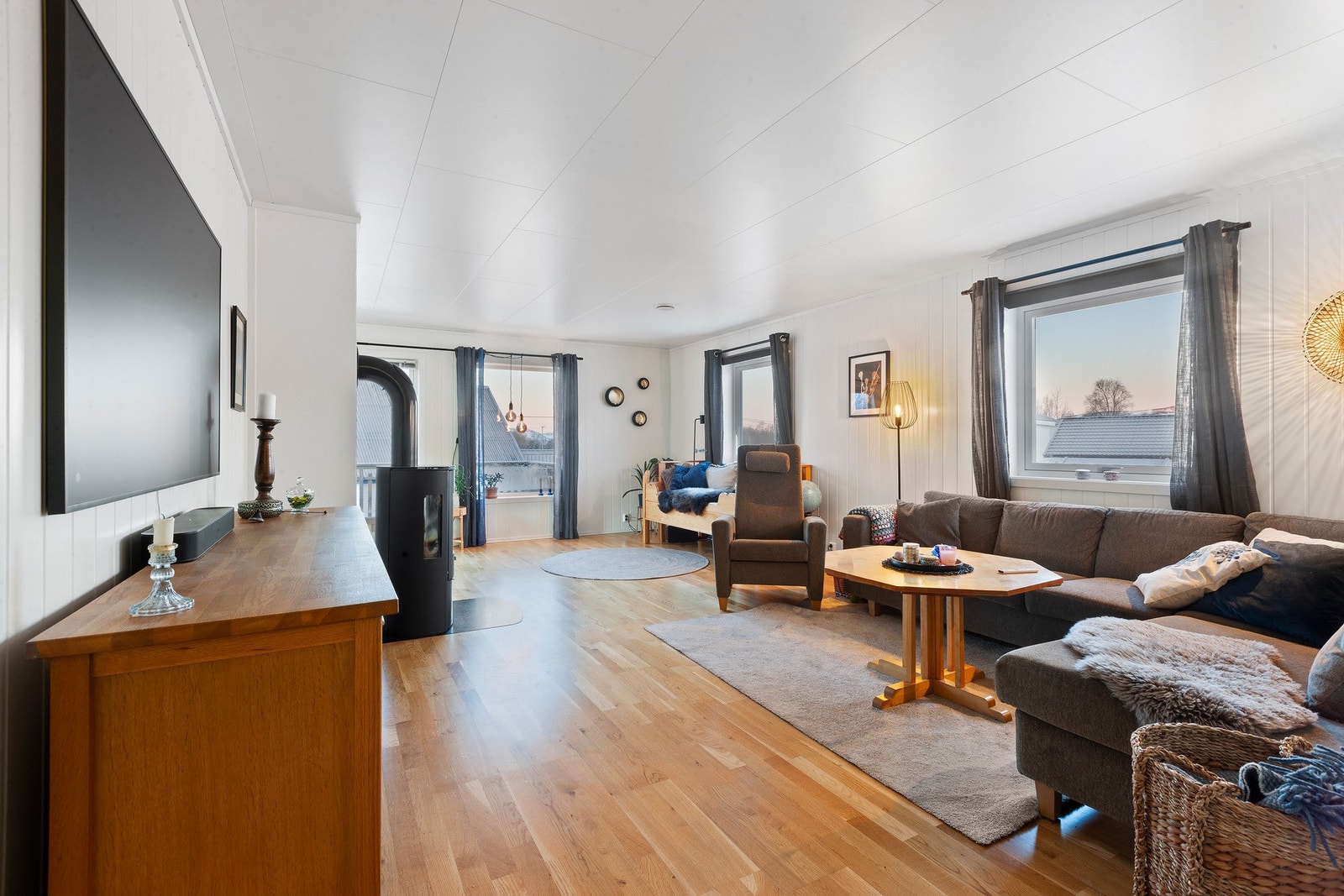 Videre kommer vi inn til en lys og luftig stue. Galleribilde