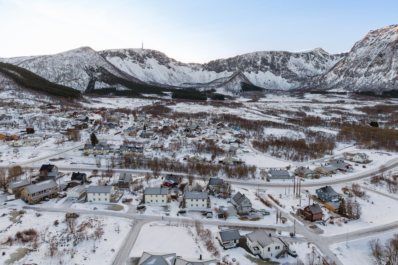 Gangavstand til barnehager, skole samt idrettsanlegg og aktivt turområde med lysløype om vinteren. Galleribilde