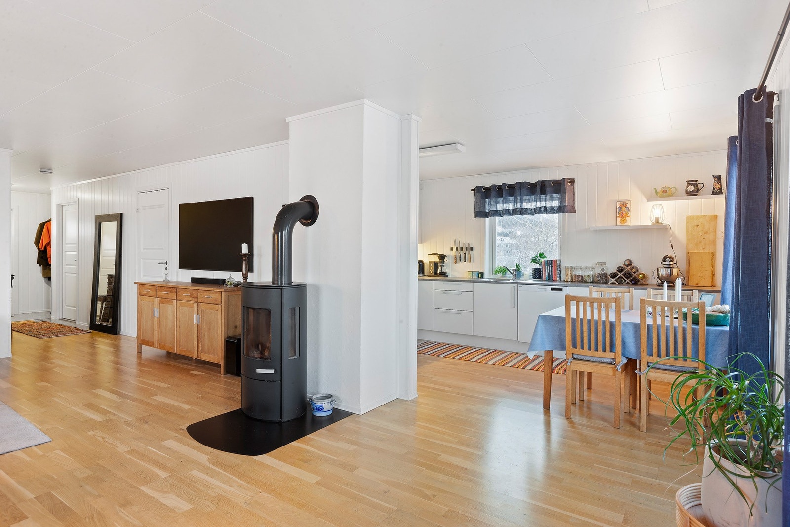 Åpen løsning mellom stue og kjøkken. Galleribilde