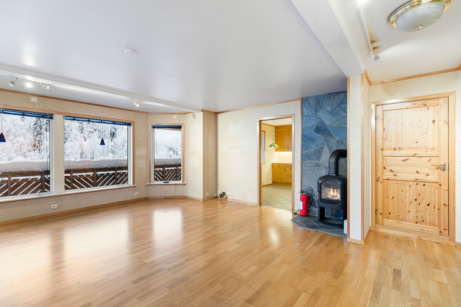 Boligen kan eksempelvis skilte med nyere (delvis) drenering, bordkledning, isolering, vinduer, taktekking, innerrør, komplett elektrisk anlegg, vannrør, avløpsrør, bad, kjøkken og overflater Galleribilde