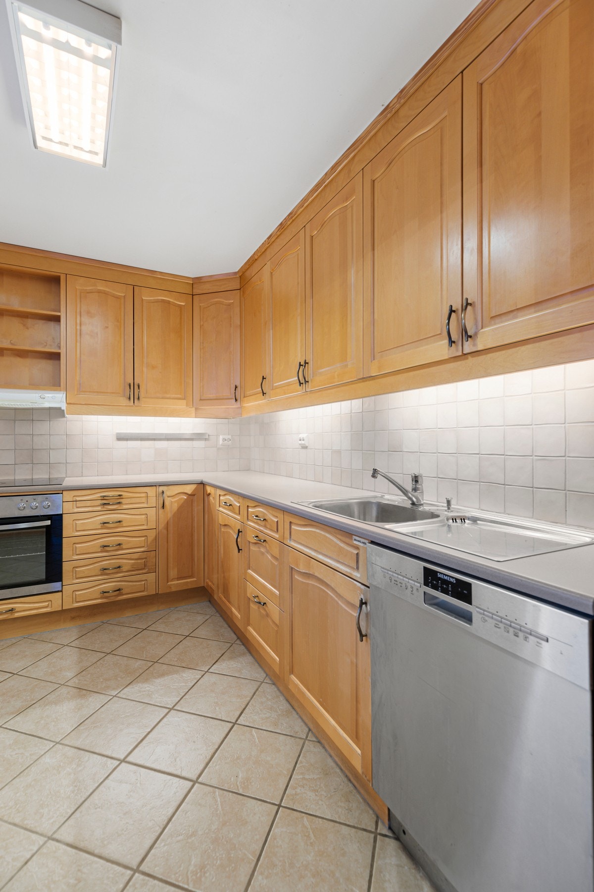 Godt med både skap- og benkeplass. Integrert komfyr og platetopp, samt oppvaskmaskin Galleribilde