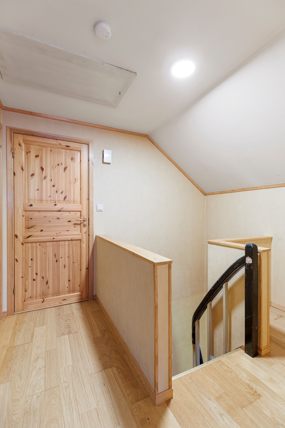 Trapperom til andreetasje, med luke opp til kryploft Galleribilde