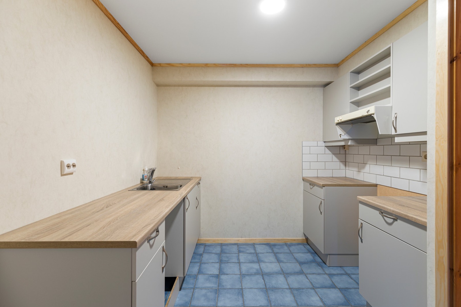 Kjøkkenet har flislagt gulvoverflate med gulvvarme, og montert ny kjøkkeninnredning fra 2025 Galleribilde