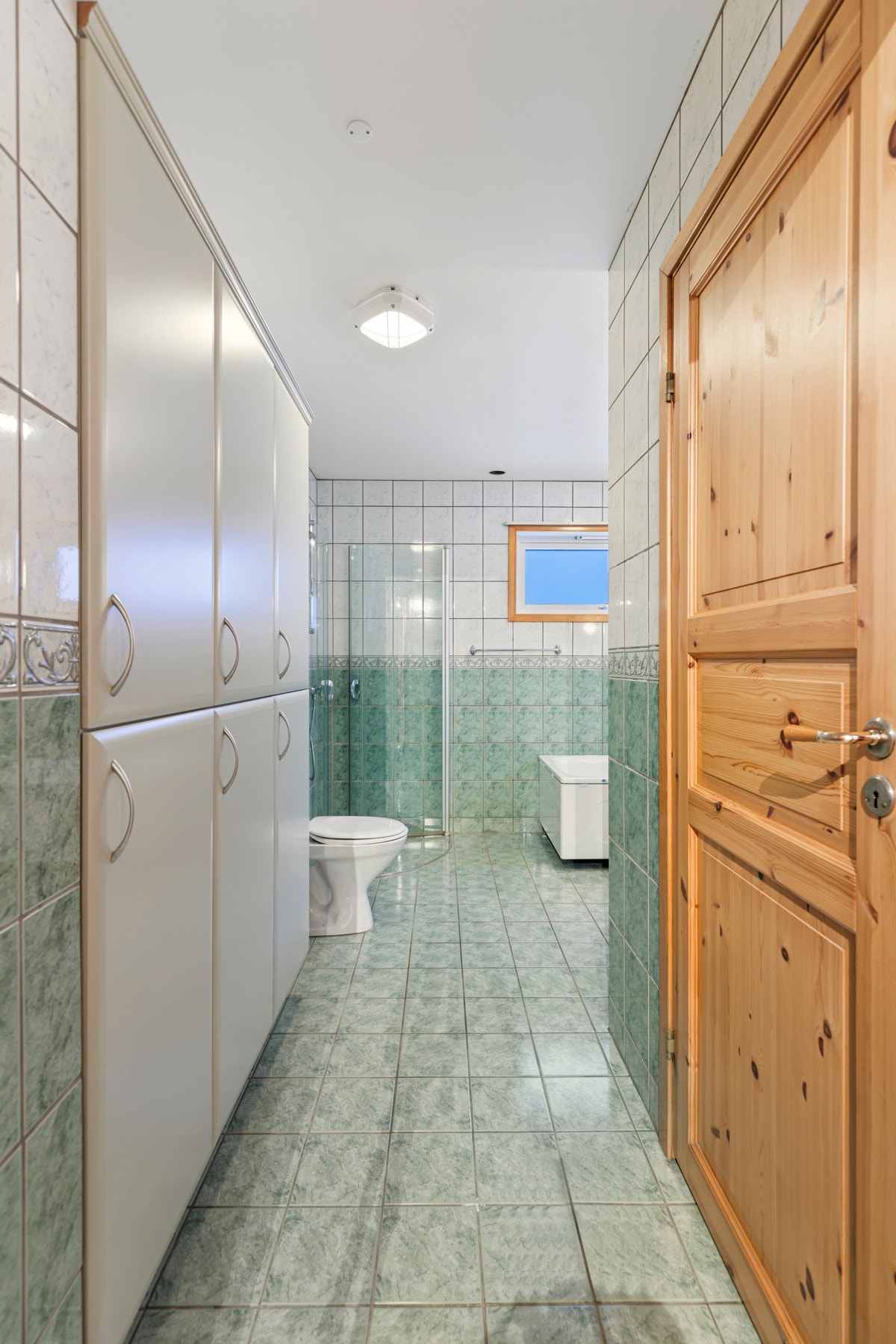 Bad renovert i 2001, og har flislagt gulvoverflate og fliskledde vegger Galleribilde