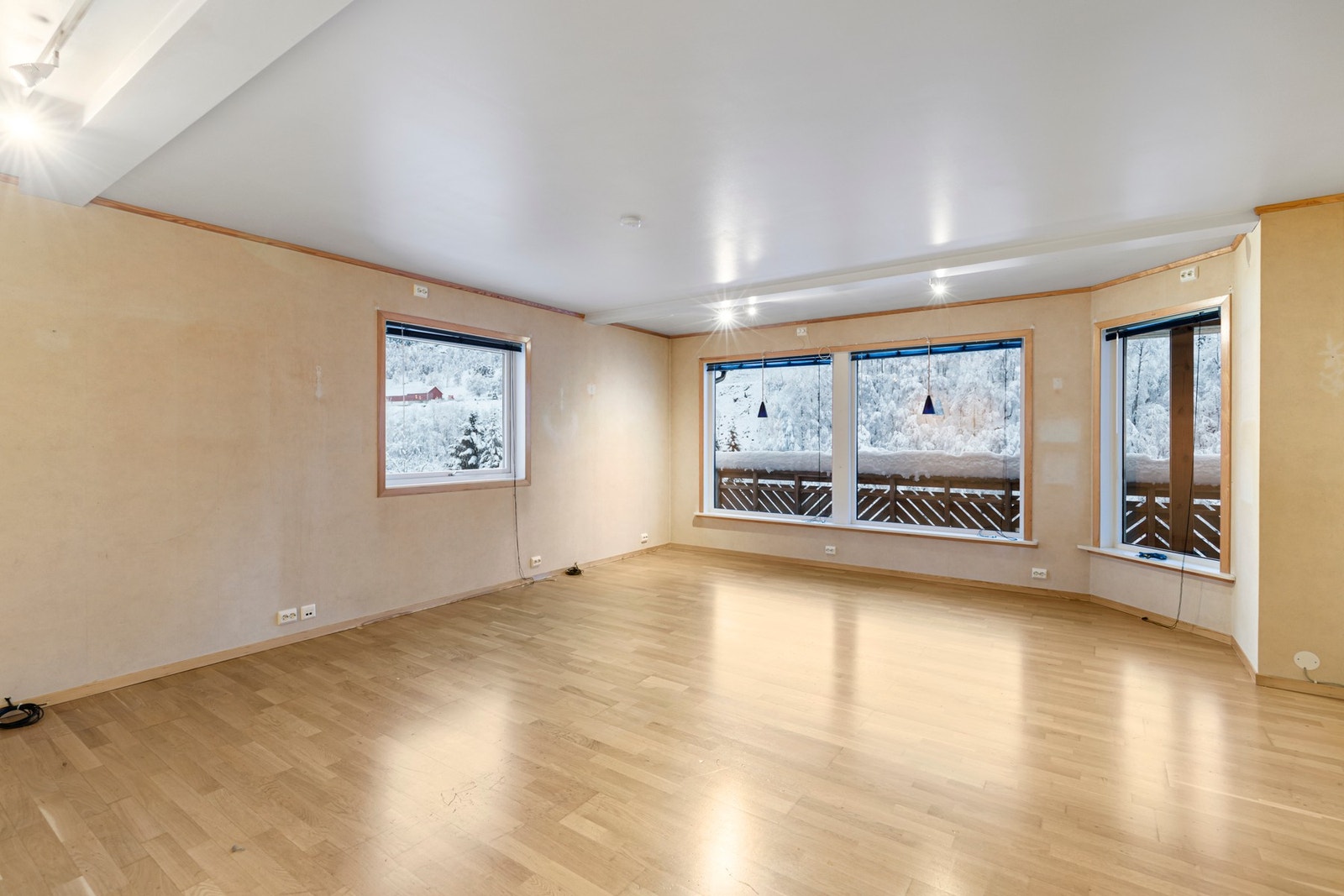 Her er det flere, store vindusfelt som gir mye naturlig lys og en god romfølelse Galleribilde