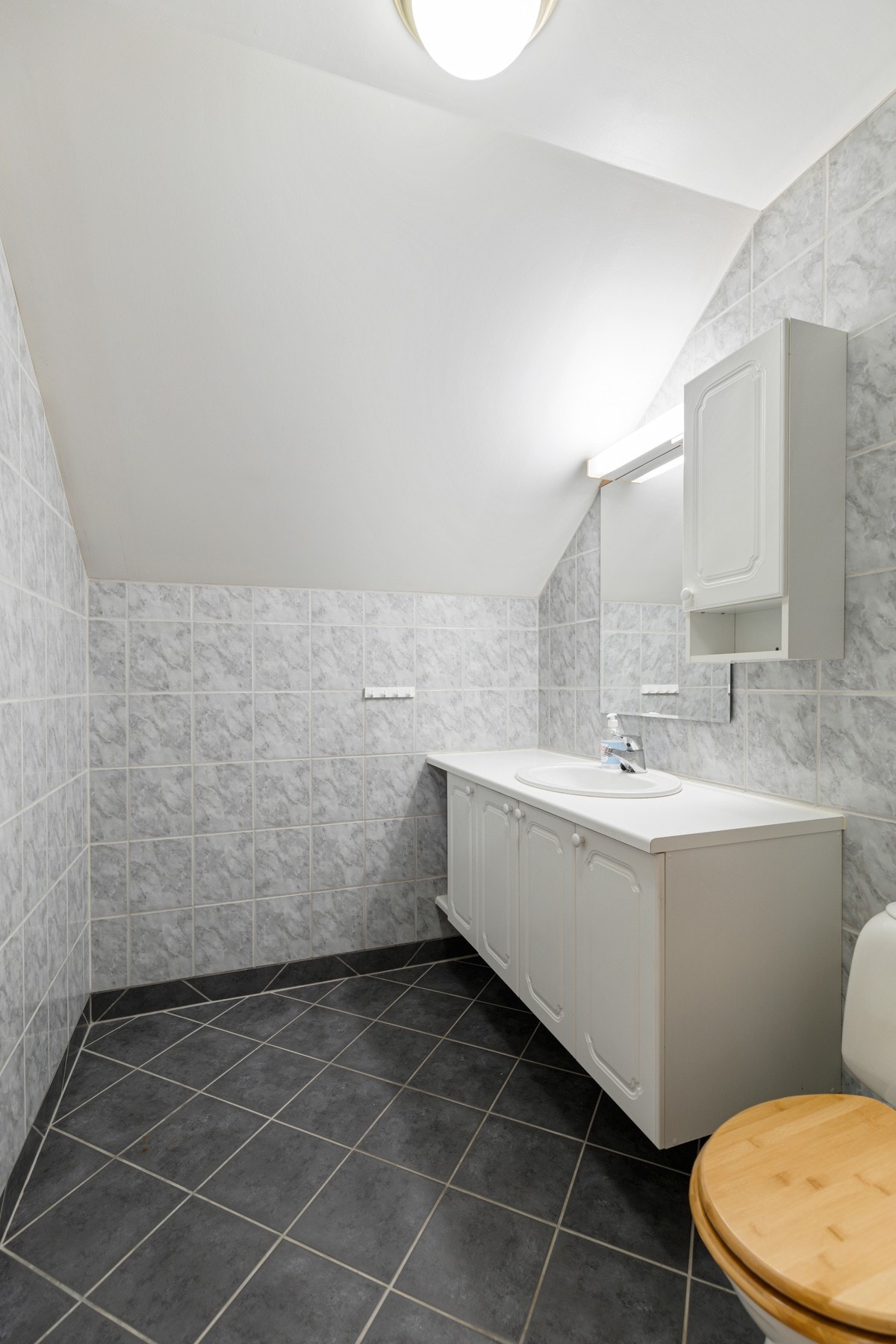 Andreetasje har også et praktisk, helfliset toalettrom fra 2001, hvor det er montert baderomsinnredning og toalett Galleribilde