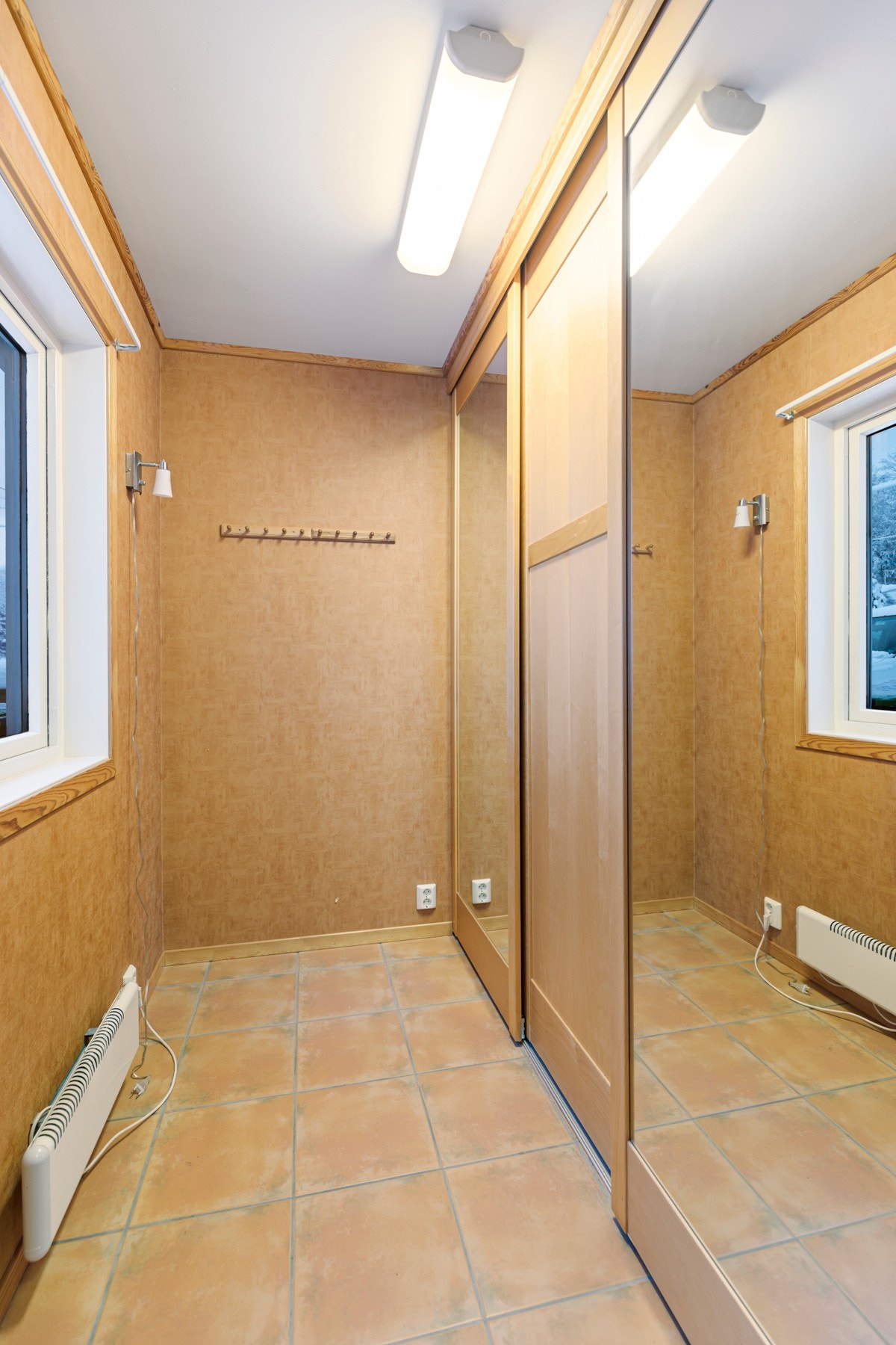 Tilstørende garderoberom med skyvedørsgarderobe Galleribilde