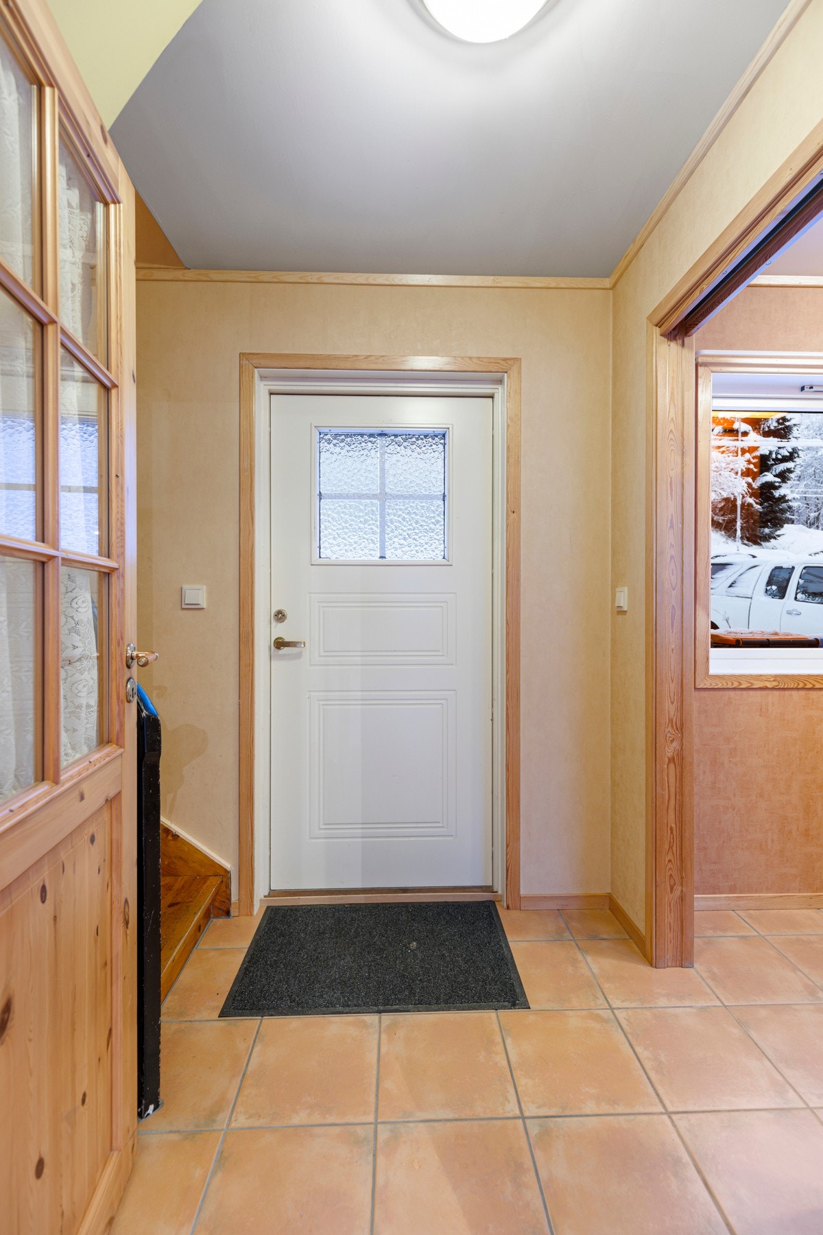 Boligen har et overbygd inngangsparti mot nord, og flislagt entrè Galleribilde