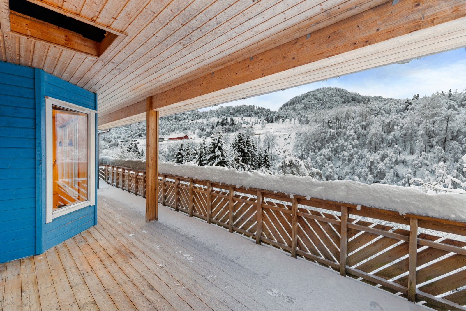 Fra kjøkkenet er det utgang til en romslig veranda fra 2001 Galleribilde