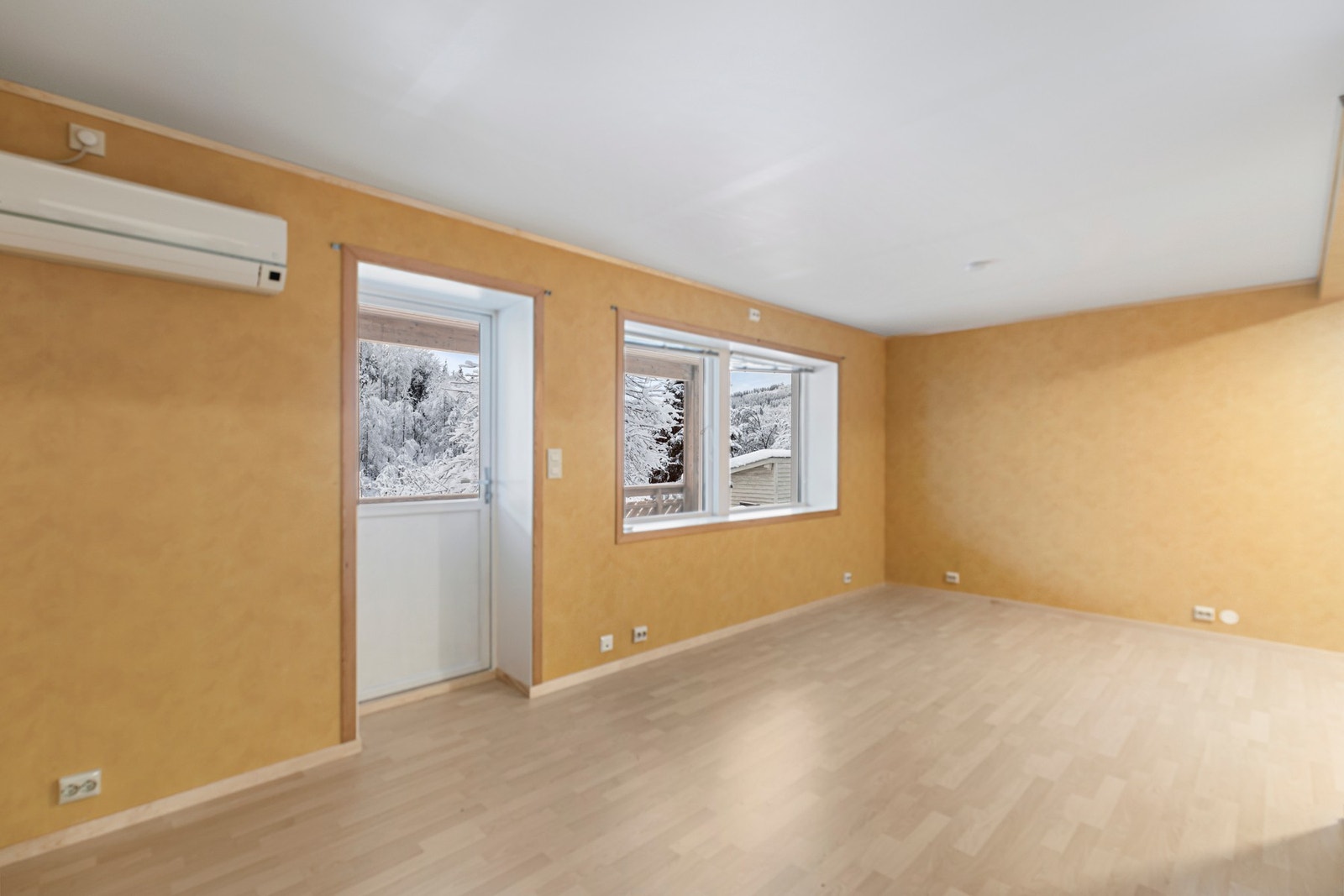 Stuen ble belagt med ny gulvoverflate i 2025, og har montert varmepumpe Galleribilde