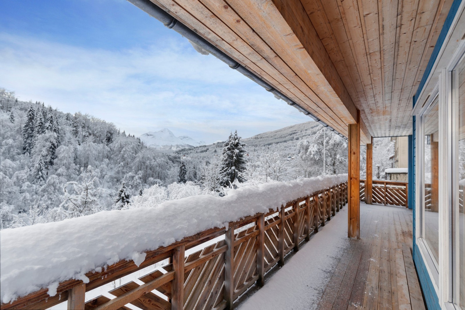 Verandaen er delvis overbygd, og det er trapp ned til hagearealet Galleribilde