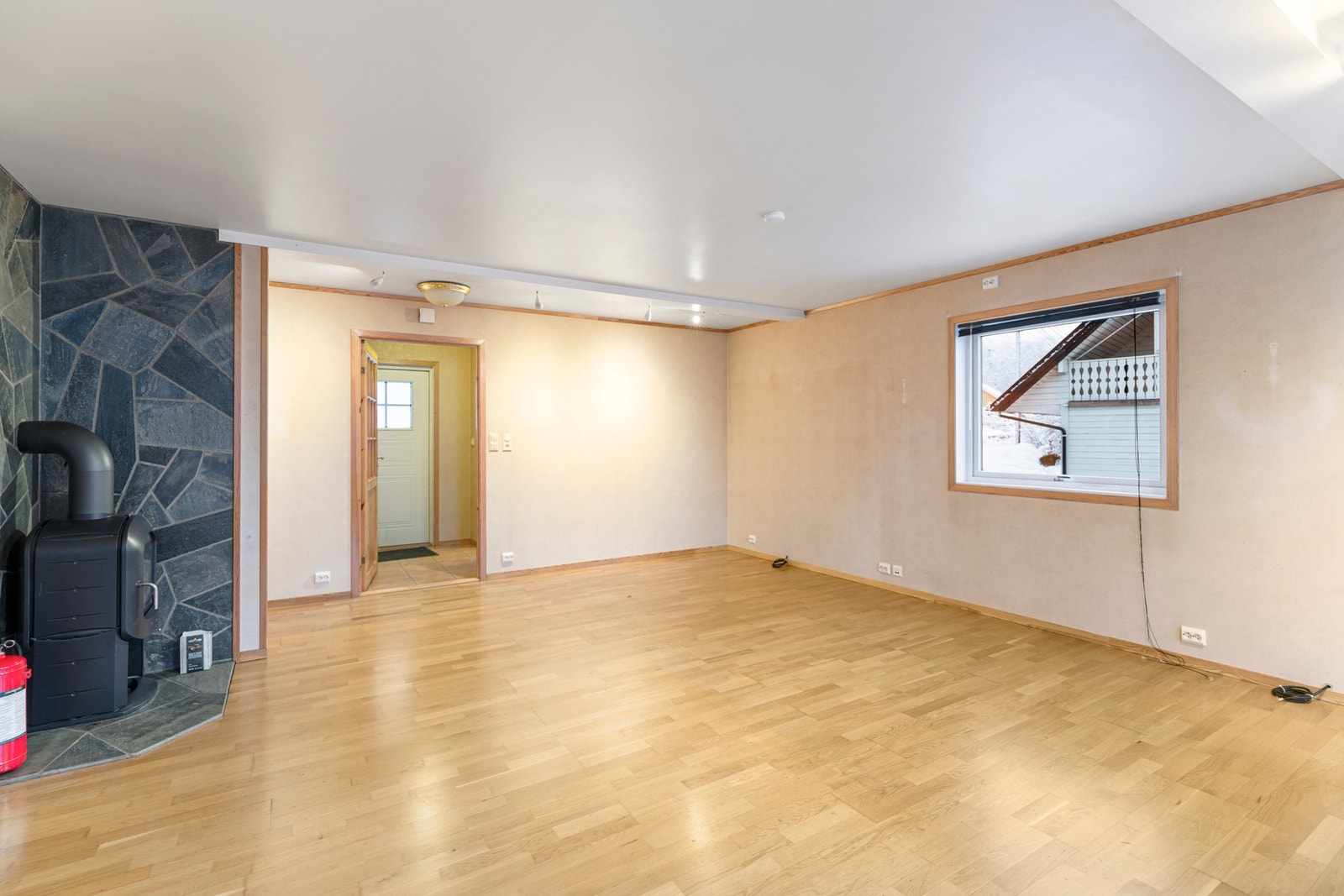 Romslig stue, tilbygd og renovert i 2001 Galleribilde