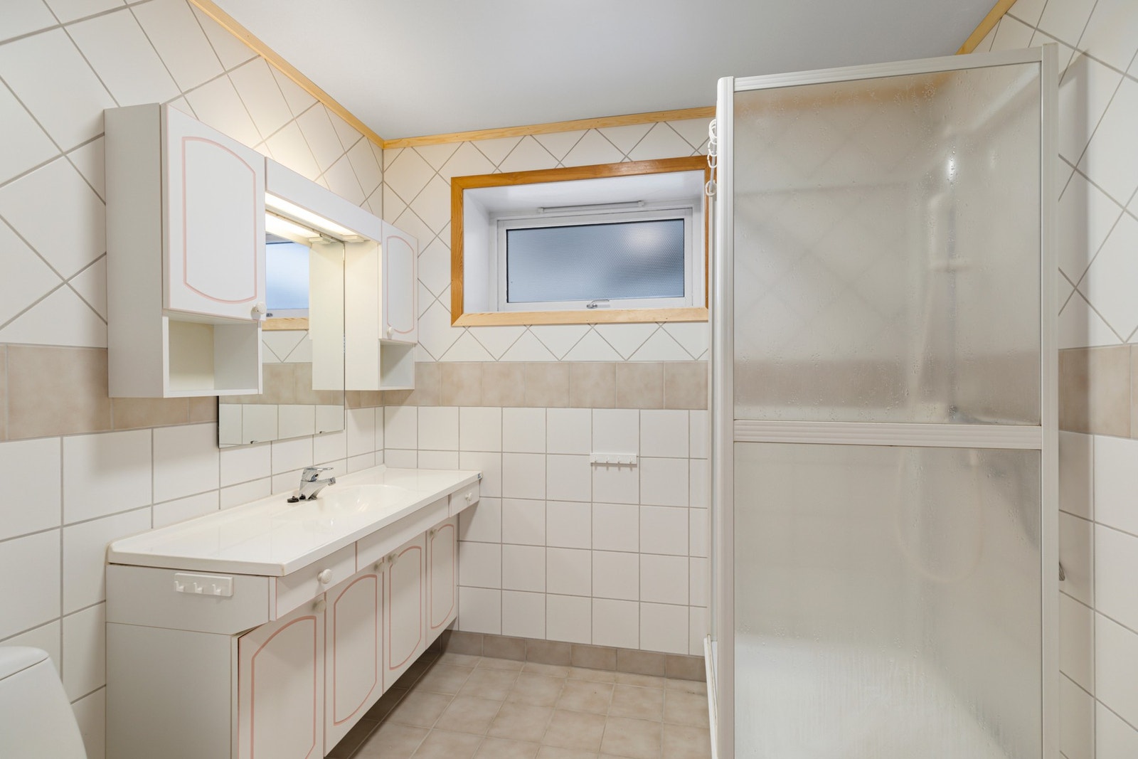 Badet ble renovert rundt 2001, er helfliset, og har montert toalett, dusjkabinett, baderomsinnredning og gulvvarme Galleribilde