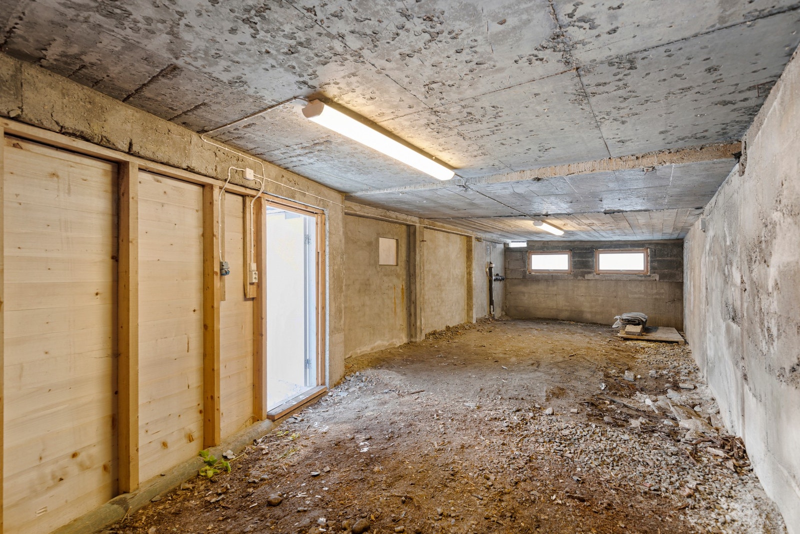 I bakkant av kjelleren er det en romslig utebod, tidligere benyttet som garasje Galleribilde