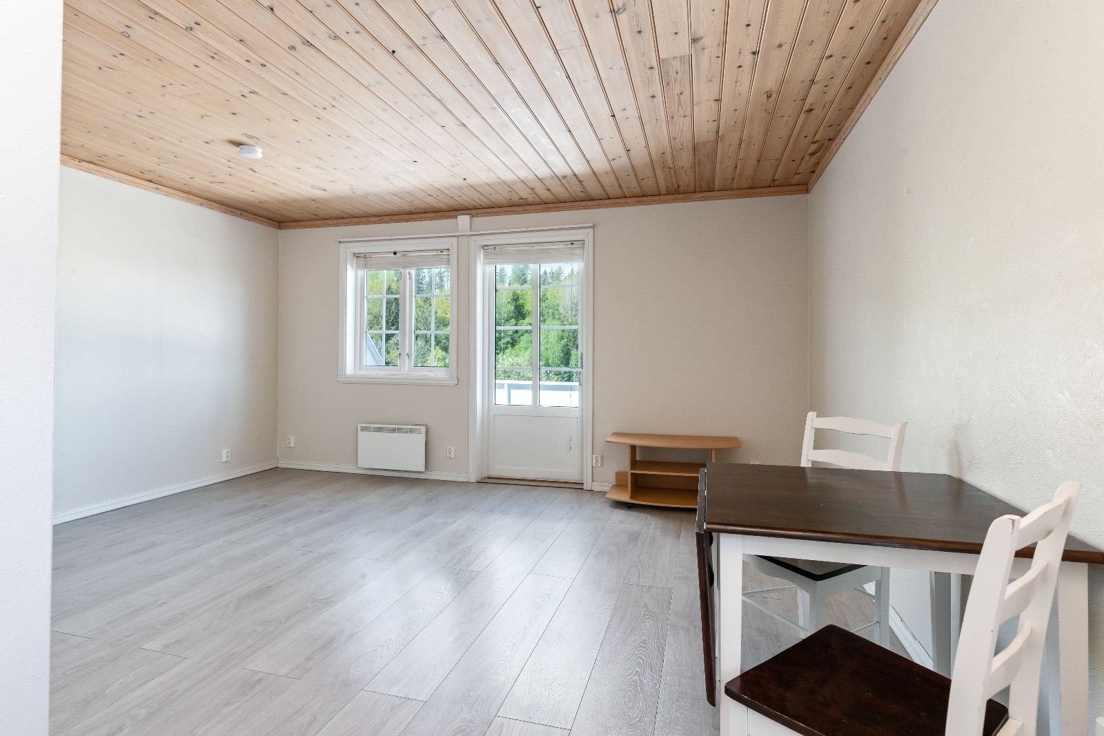 Stue. Nettopp nymalte vegger enn på bilder, litt andre farger i virkeligheten. Galleribilde