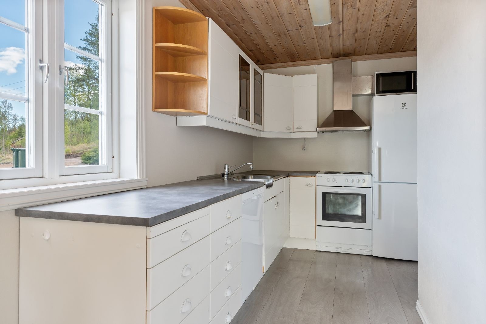 Kjøkken. Hvitevarer følger ikke med. Nettopp nymalte vegger enn på bilder, litt andre farger i virk Galleribilde