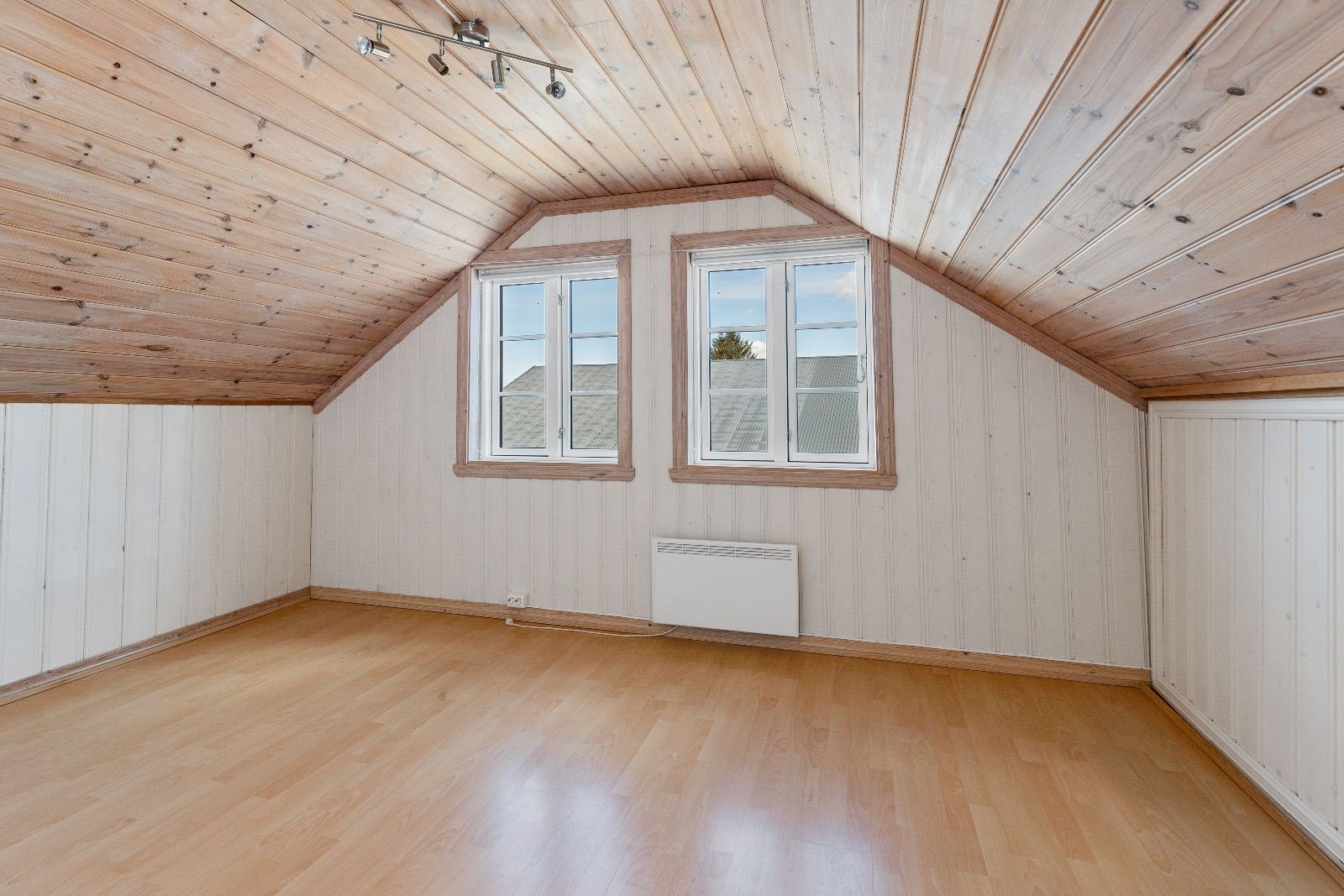 Soverom. Nettopp nymalte vegger enn på bilder, litt andre farger i virkeligheten. Galleribilde