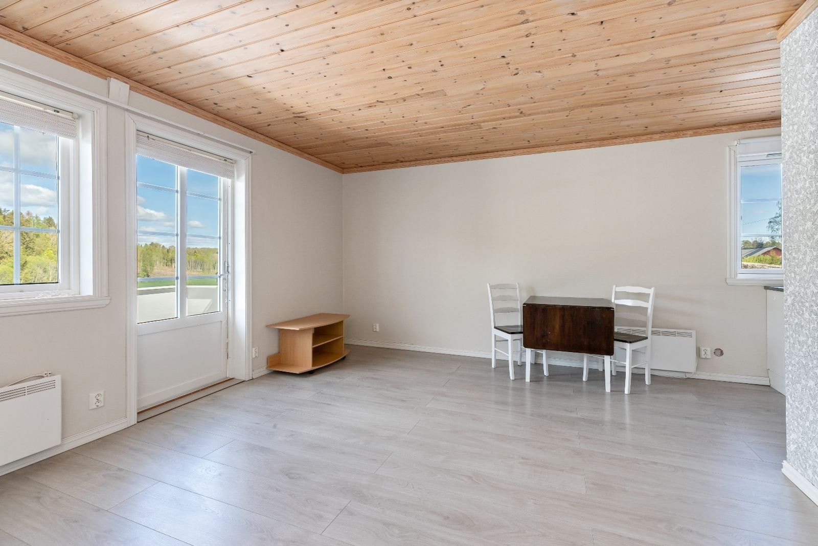 Lys og fin stue. Nettopp nymalte vegger enn på bilder, litt andre farger i virkeligheten. Galleribilde