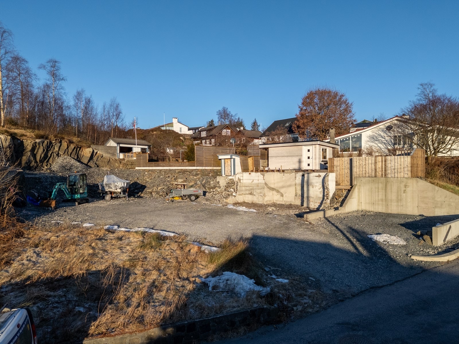 - Mulighet for en pent opparbeidet tomt med parkeringsmuligheter og grøntområde - Galleribilde