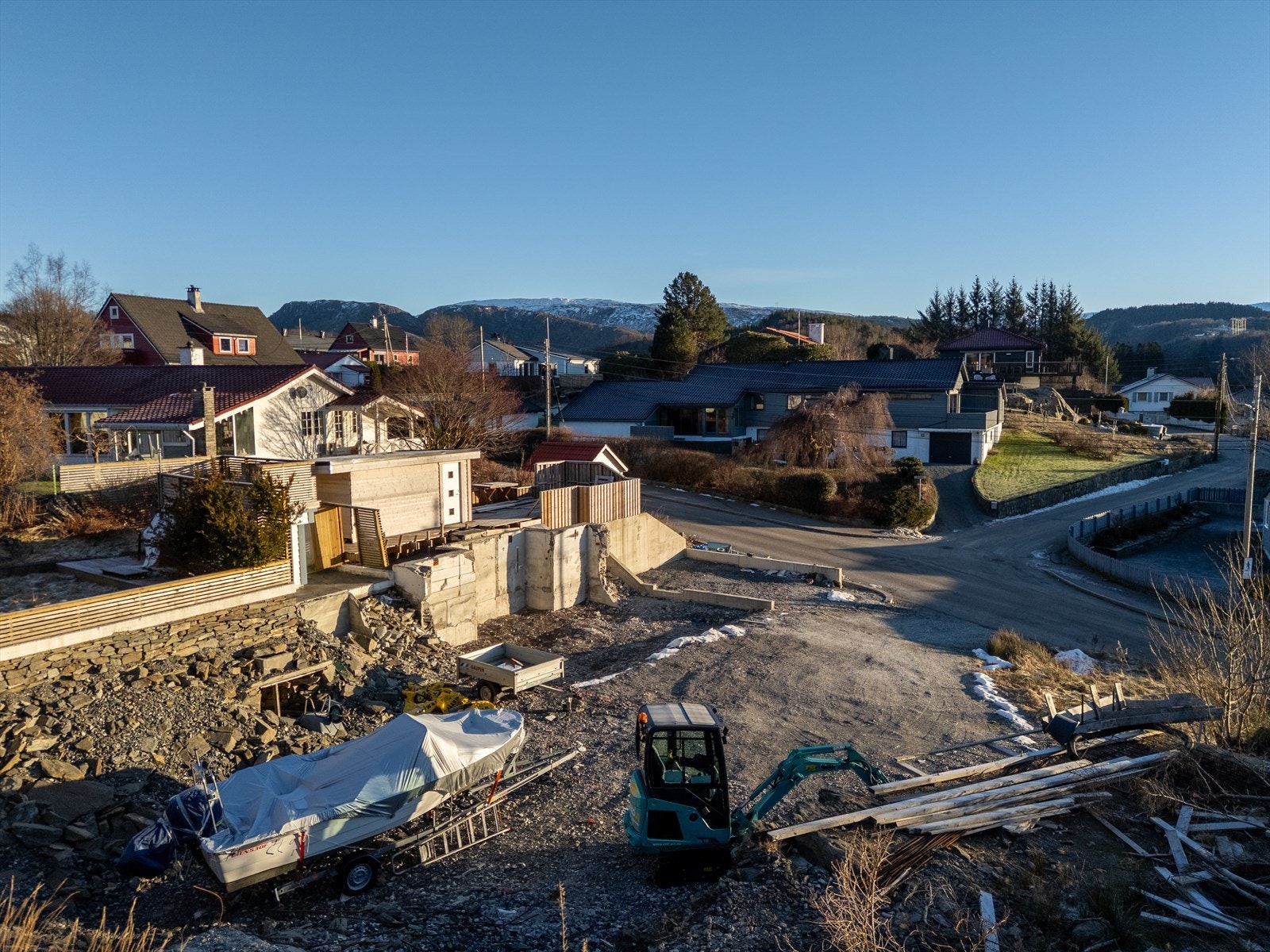 - Merk at tomten er planert og har enkel tilkomst - Galleribilde
