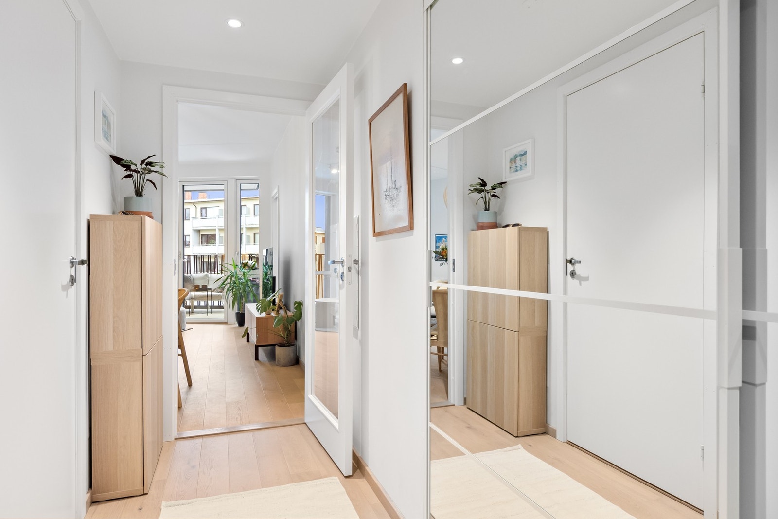 Her er det montert skyvedørsgarderobe med speilfronter, som gir rikelig med oppbevaringsplass og bidrar til en luftig romfølelse. Galleribilde