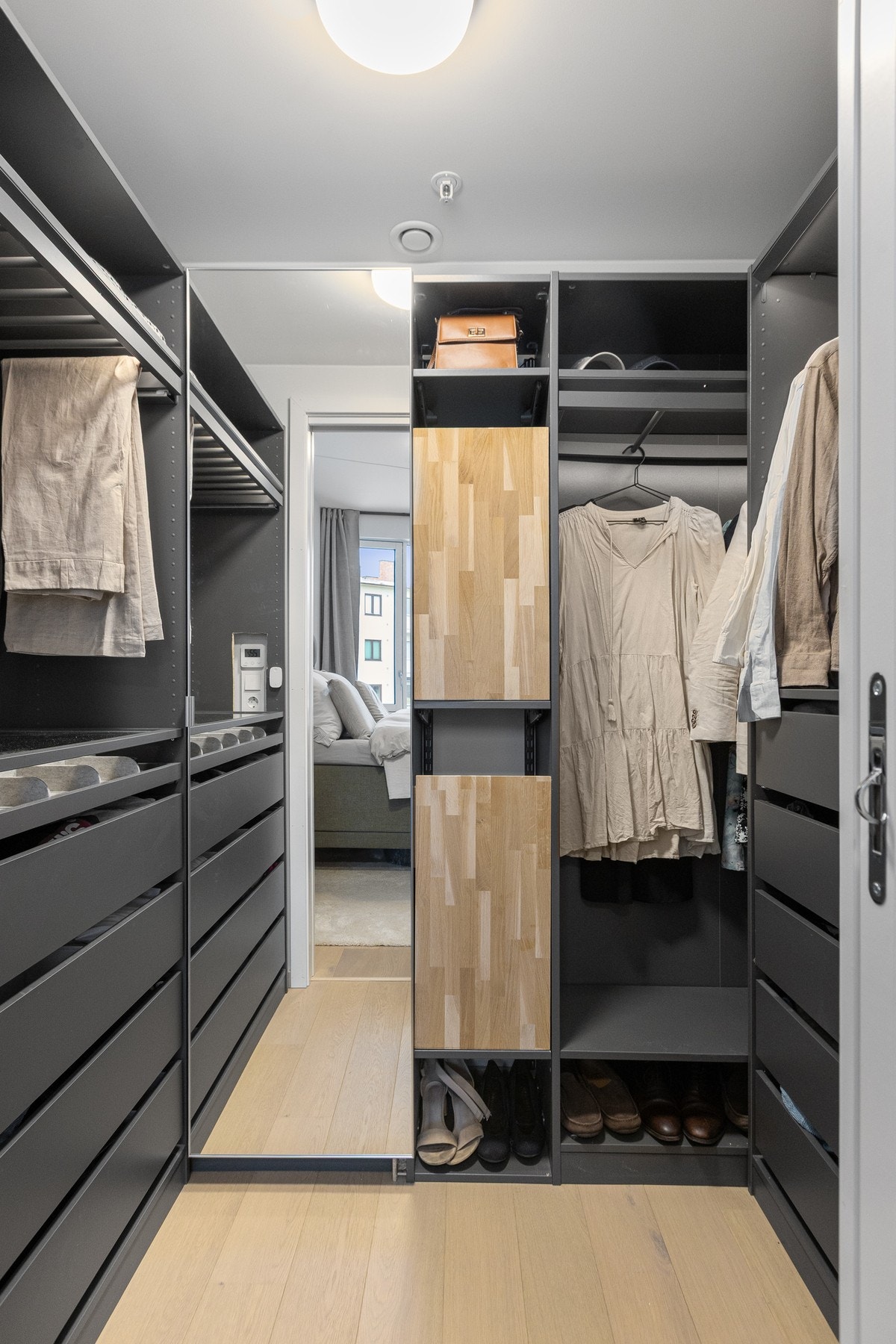 Garderobeløsningen er innredet med stang, skuffer og hyller, og gir svært gode oppbevaringsmuligheter. Galleribilde