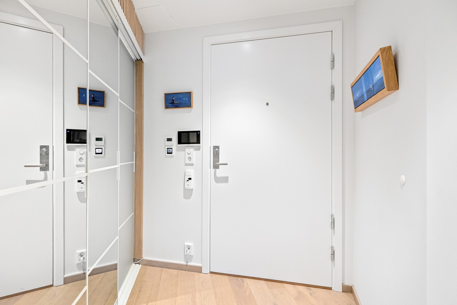 Leiligheten ønsker deg velkommen med en romslig entré som gir et ryddig og godt førsteinntrykk. Galleribilde