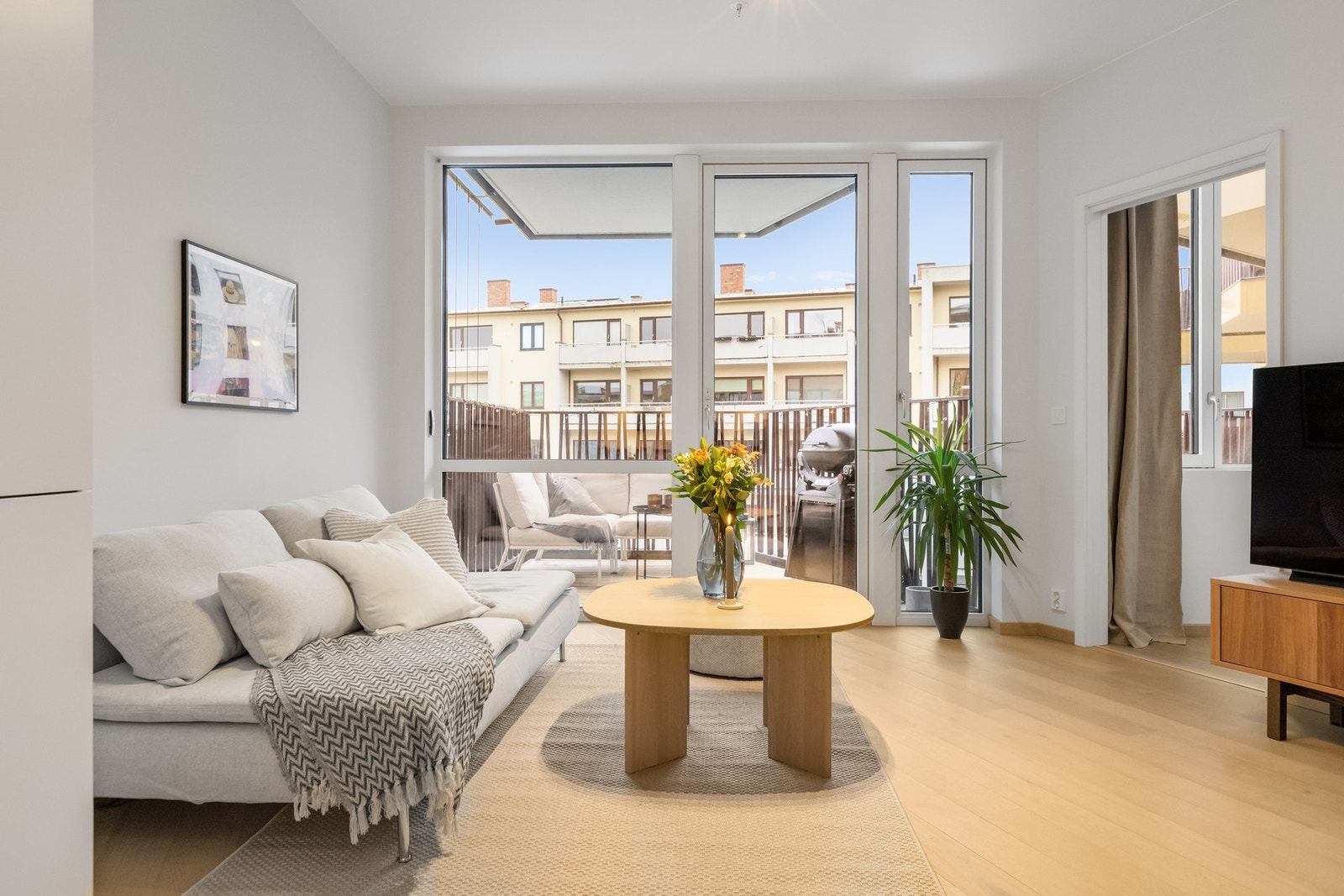 I stue/kjøkken er det installert elektriske utvendige screens, som gir effektiv solskjerming og god kontroll på inneklimaet. Galleribilde