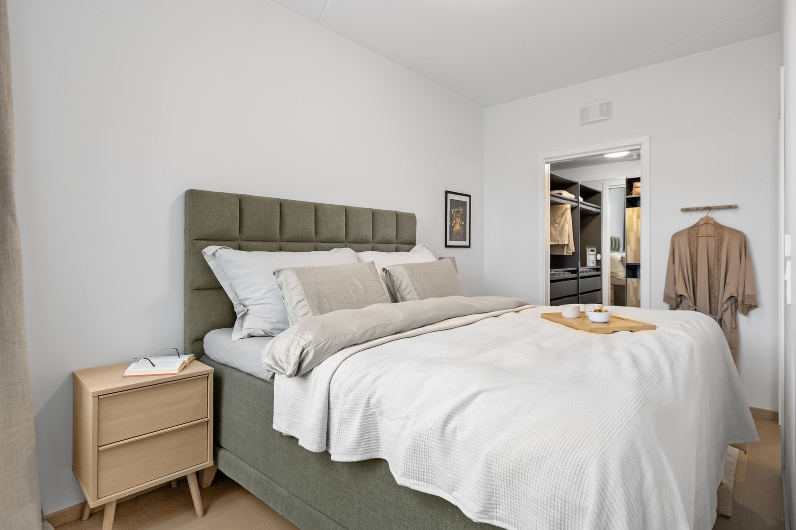 Fa soverommet er det adkomst til et praktisk walk-in closet. Galleribilde