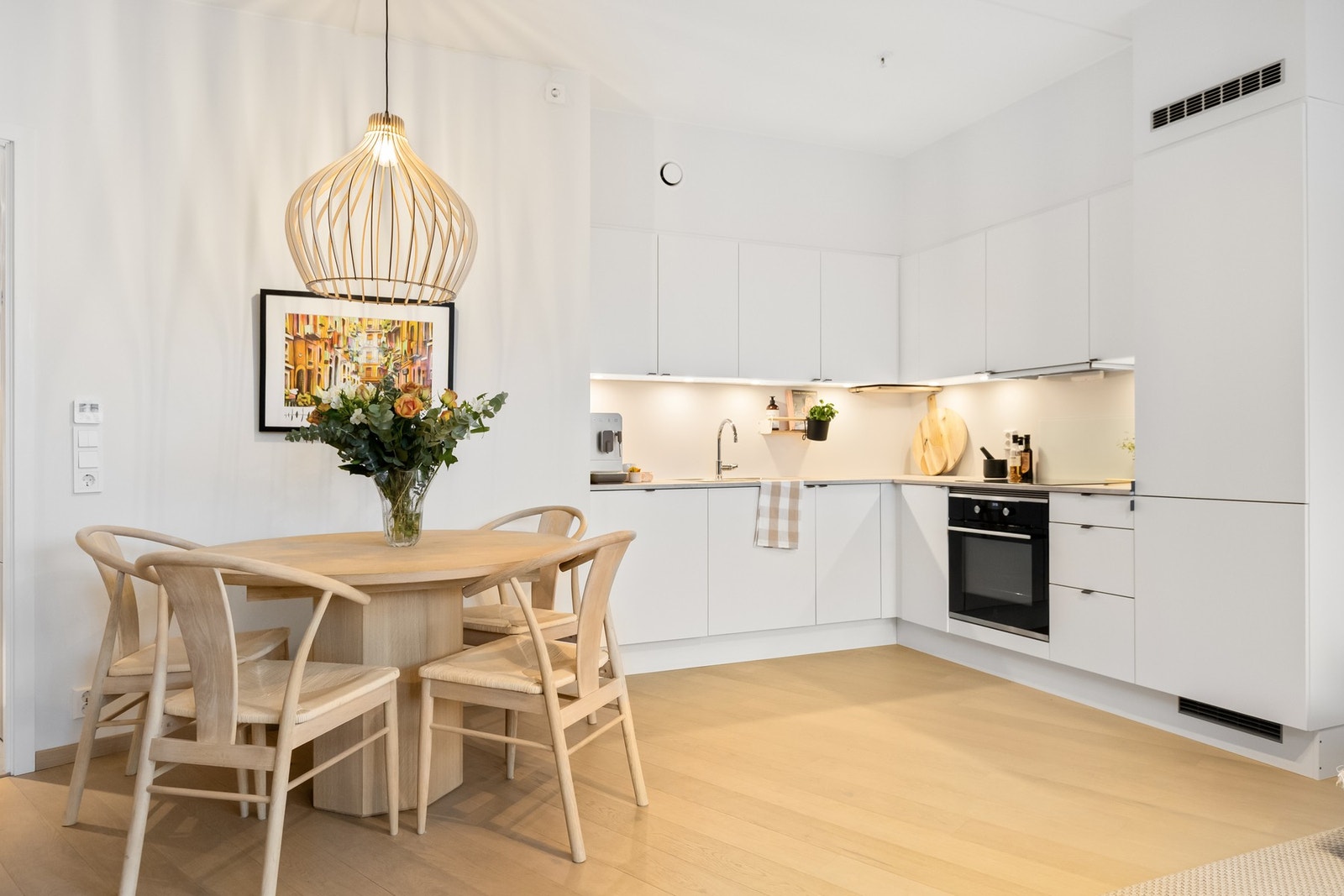 Kjøkkenet er levert av Sigdal, med glatte, moderne fronter og integrerte hvitevarer. Galleribilde