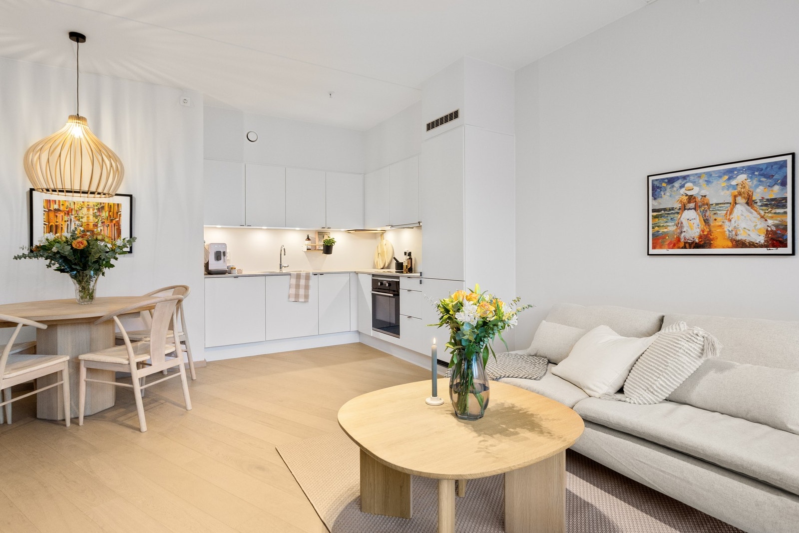 Romslig stue/kjøkken med ca. 2,71 m takhøyde. Galleribilde