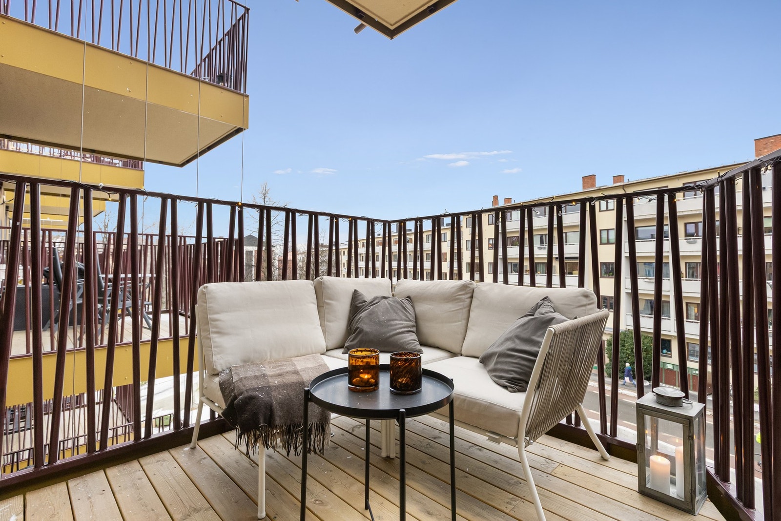 Balkongen er vestvendt med gode solforhold og hyggelig utsyn. Galleribilde