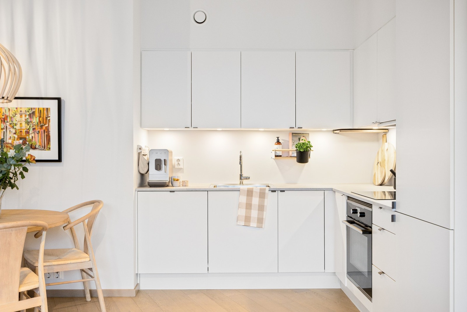 Her finner du induksjonstopp, stekeovn, oppvaskmaskin samt kjøl/frys, alt pent integrert i innredningen. Galleribilde