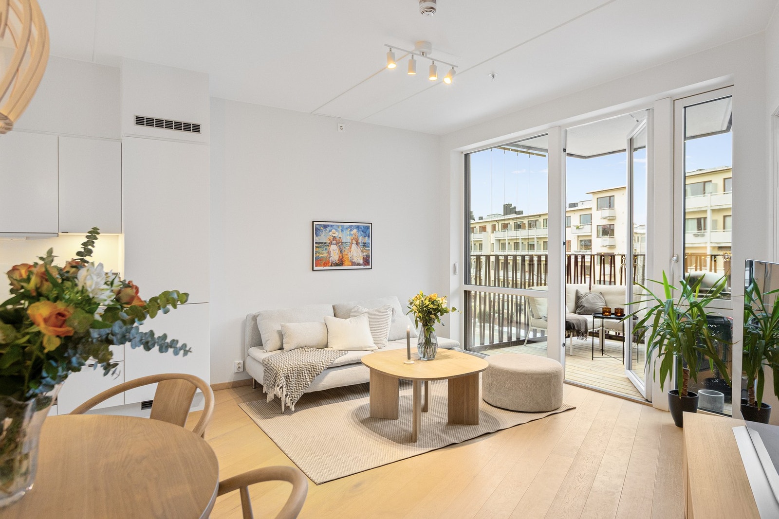 Velkommen til en stilren og moderne 2-roms leilighet fra 2024, beliggende i byggets 3. etasje. Galleribilde