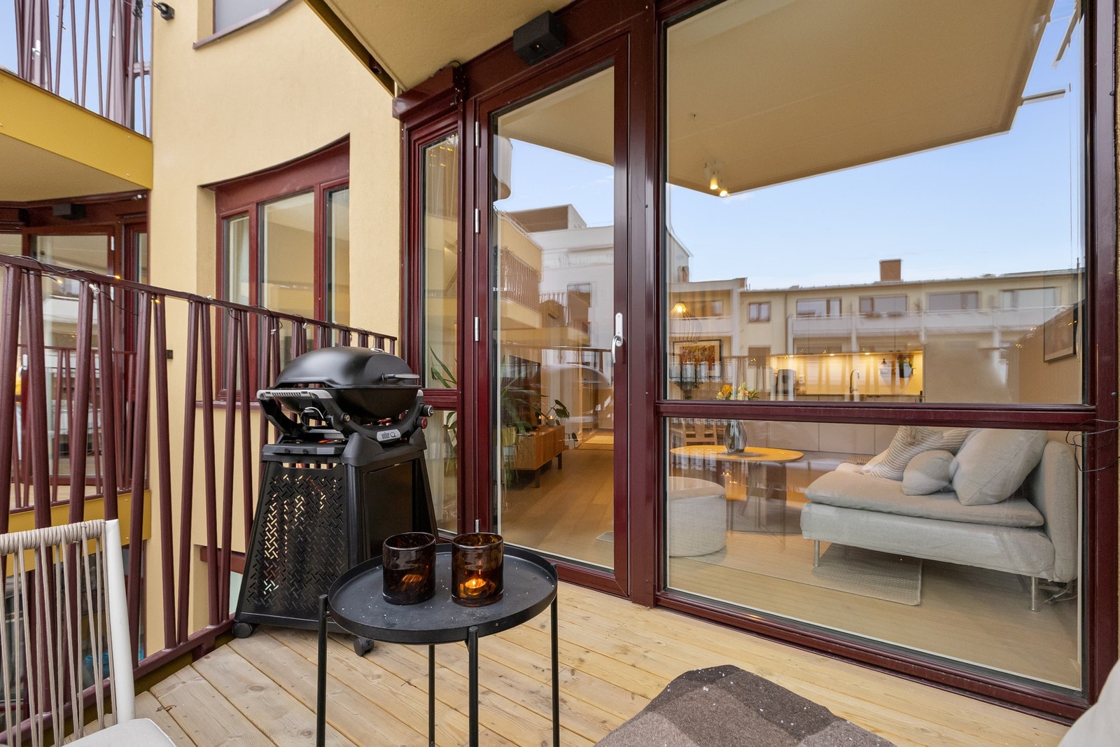 Balkongen har terrassebord, og byr på gode muligheter for utemøbler, beplantning og avslappende stunder i frisk luft. Galleribilde