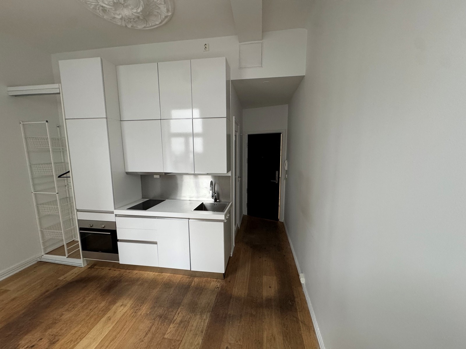 Flott kjøkken som har godt med oppbevaringsplass. Galleribilde