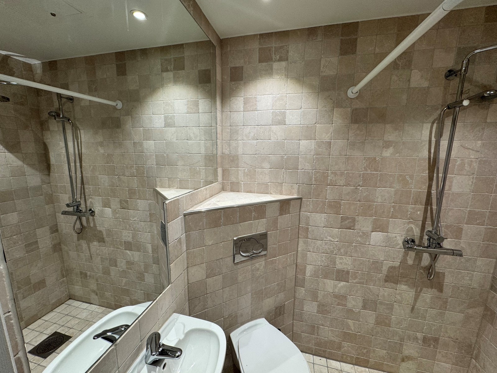 Stort speil på bad. Galleribilde