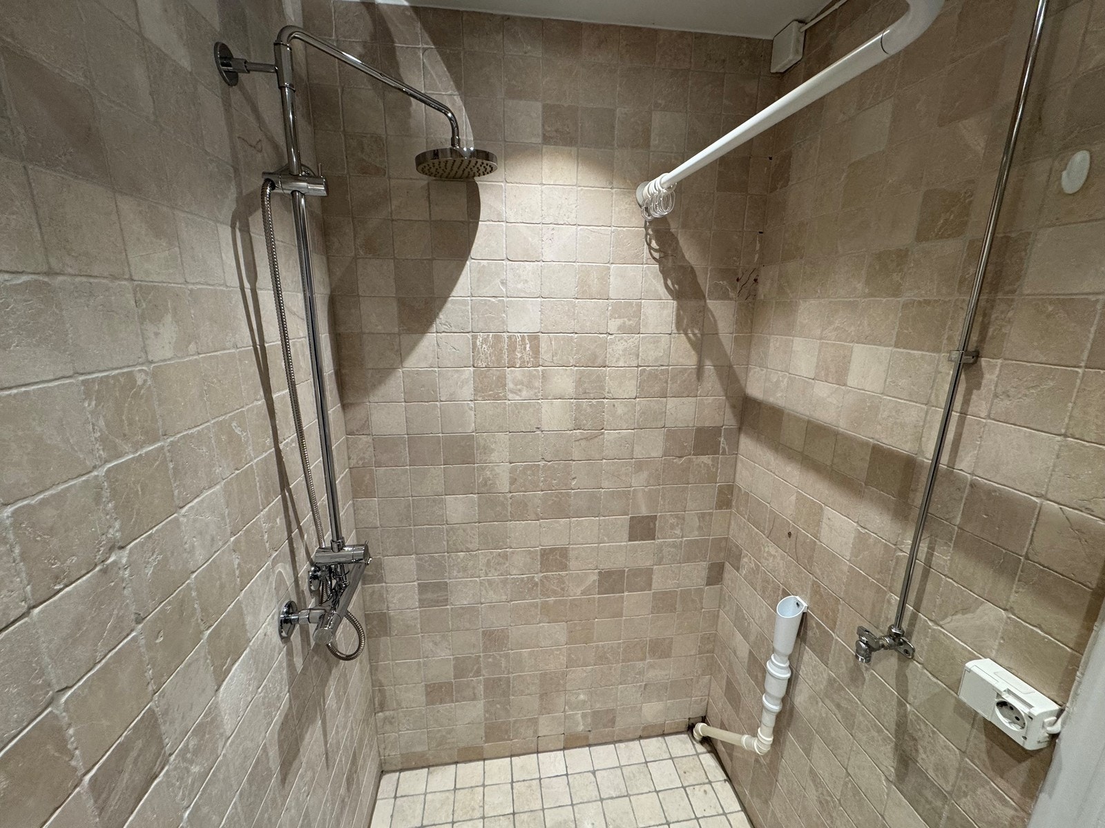 Pent flislagt bad med opplegg til vaskemaskin. Galleribilde