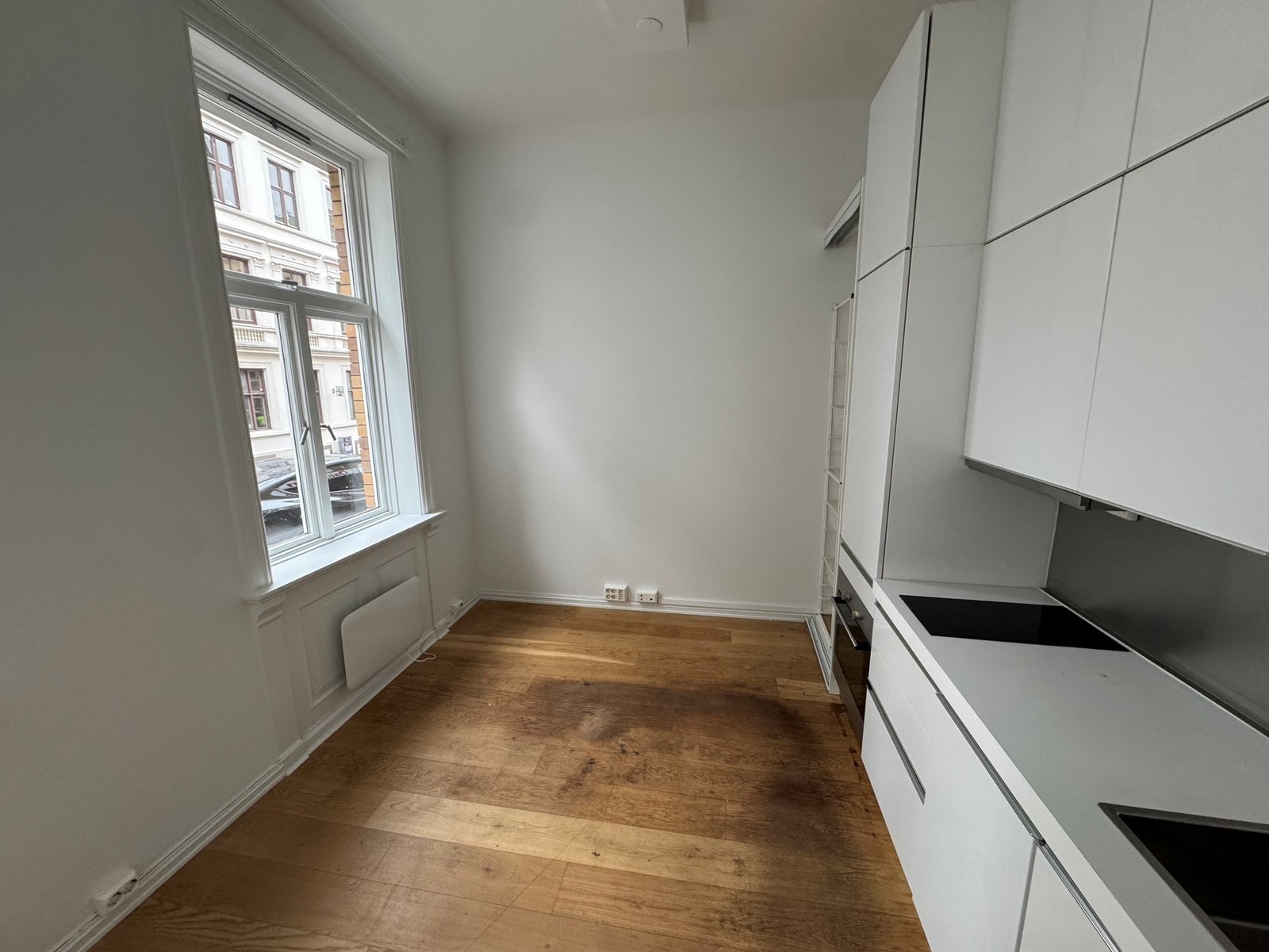 Store vinduer som sørger fot naturlig lys. Galleribilde