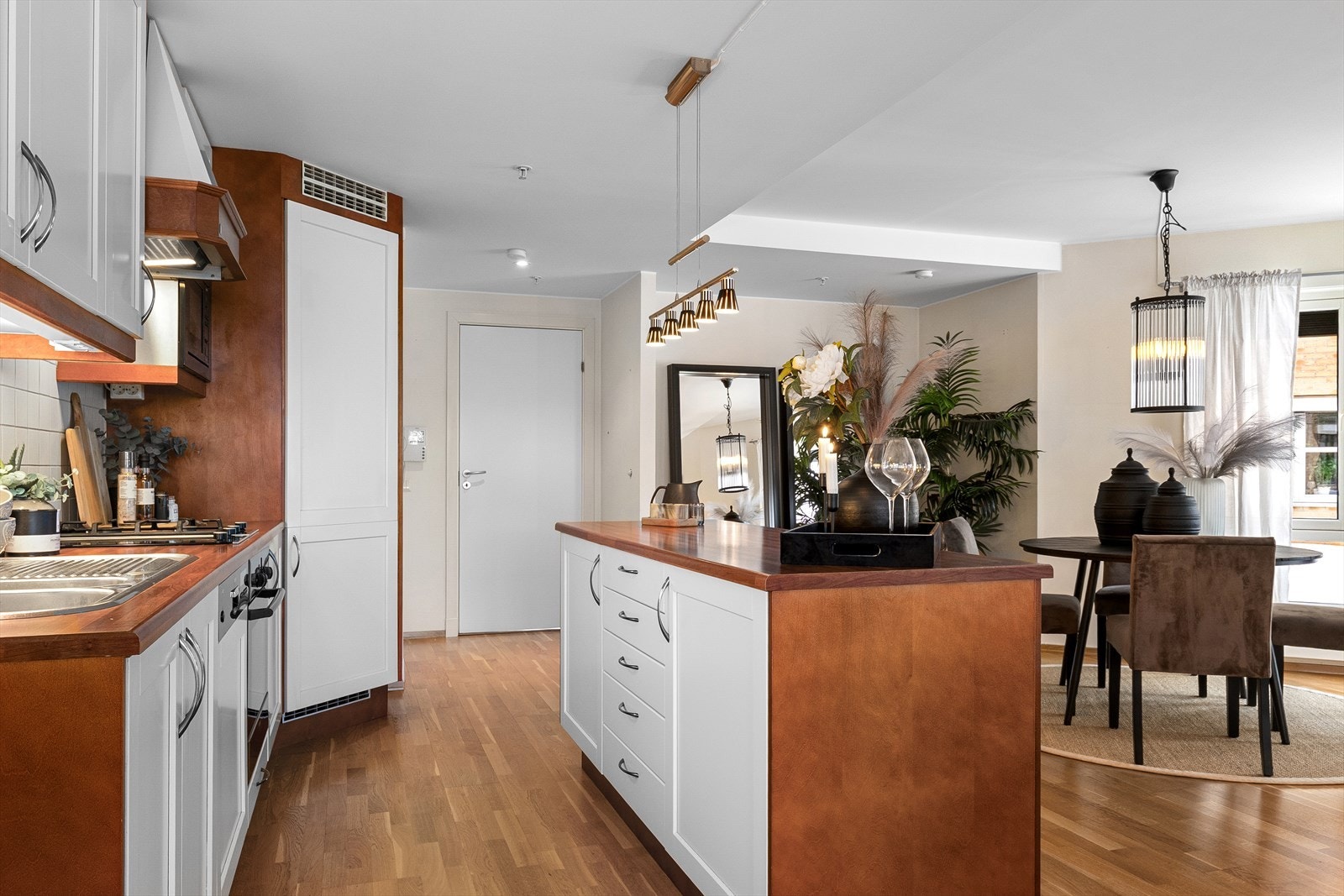 Kjøkkenet er lyst og pent, med innredning i profilerte, malte fronter samt benkeplate med nedfelt vaskekum. Galleribilde