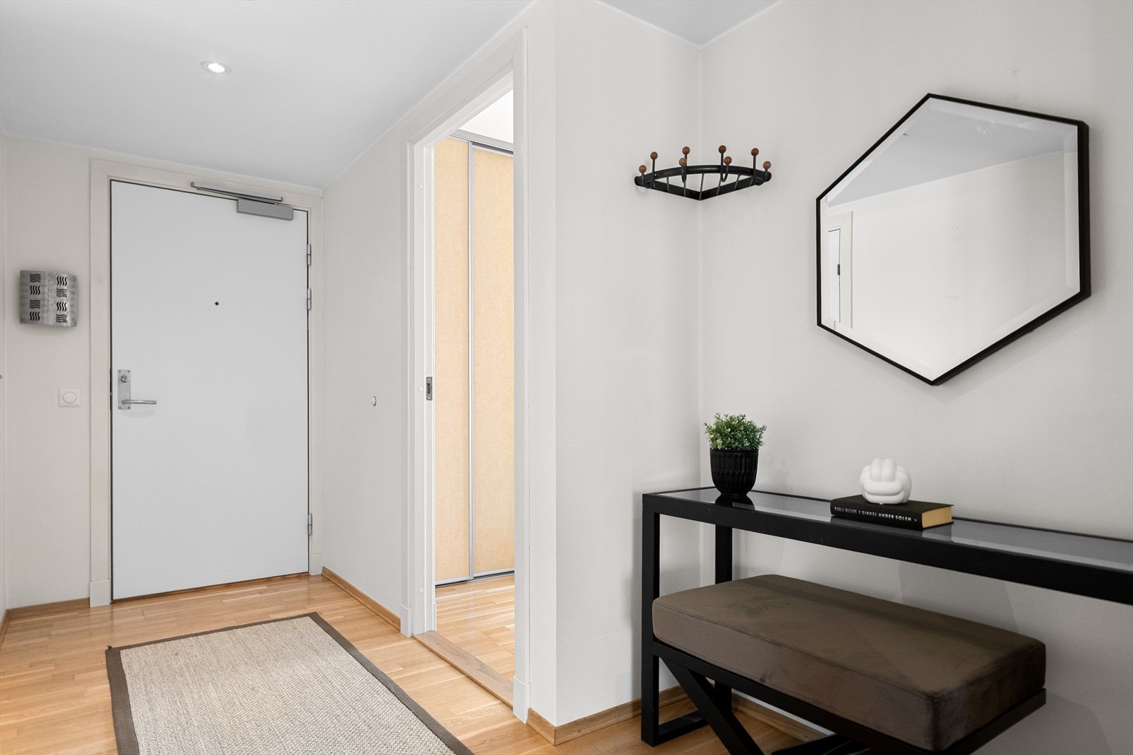 Inngangspartiet gir et godt førsteinntrykk og har god plass til garderobeløsning. Galleribilde