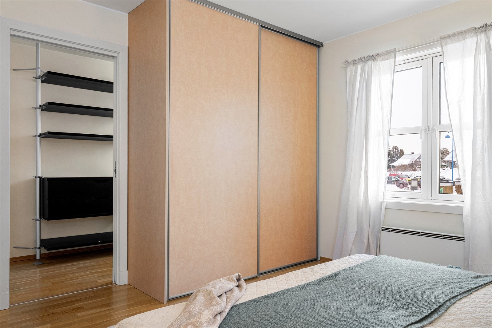 Soverommet er utstyrt med stor skyvedørsgarderobe, samt bod/walk-in closet med praktisk opphengsløsning. Galleribilde