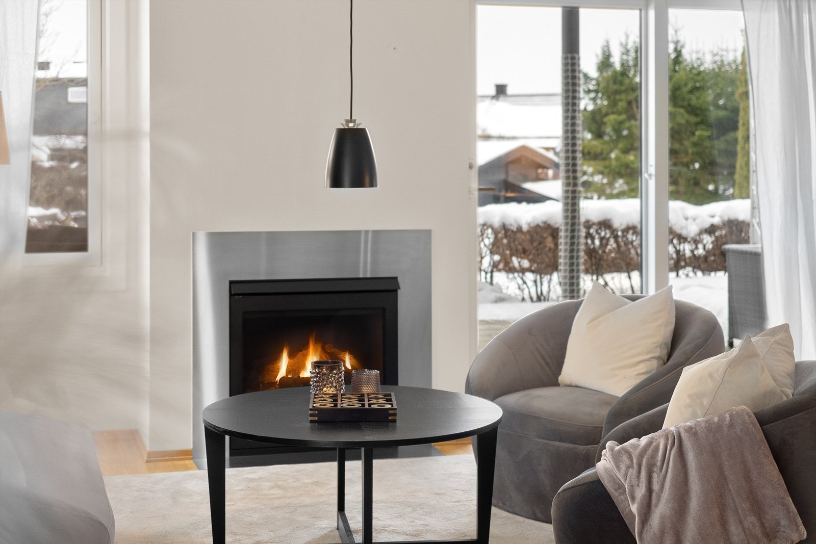 I stuen er det en gasspeis for ekstra varme og hygge på kalde dager. Galleribilde